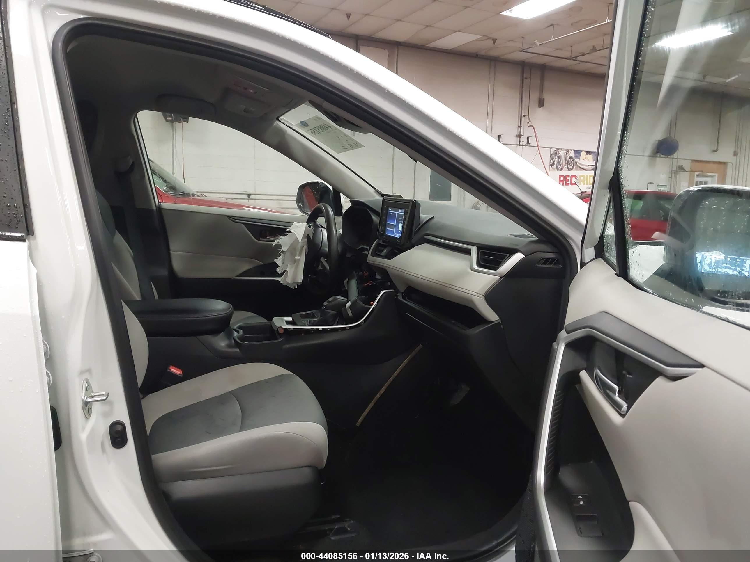 TOYOTA RAV4 image 5