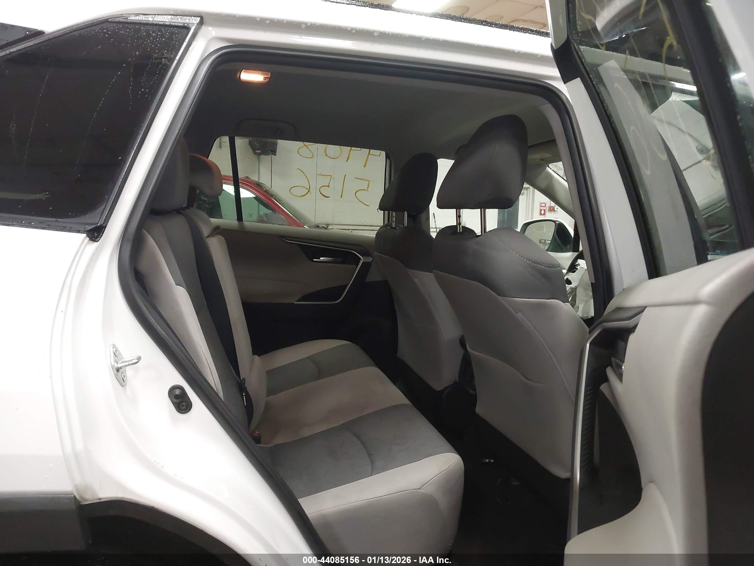 TOYOTA RAV4 image 8