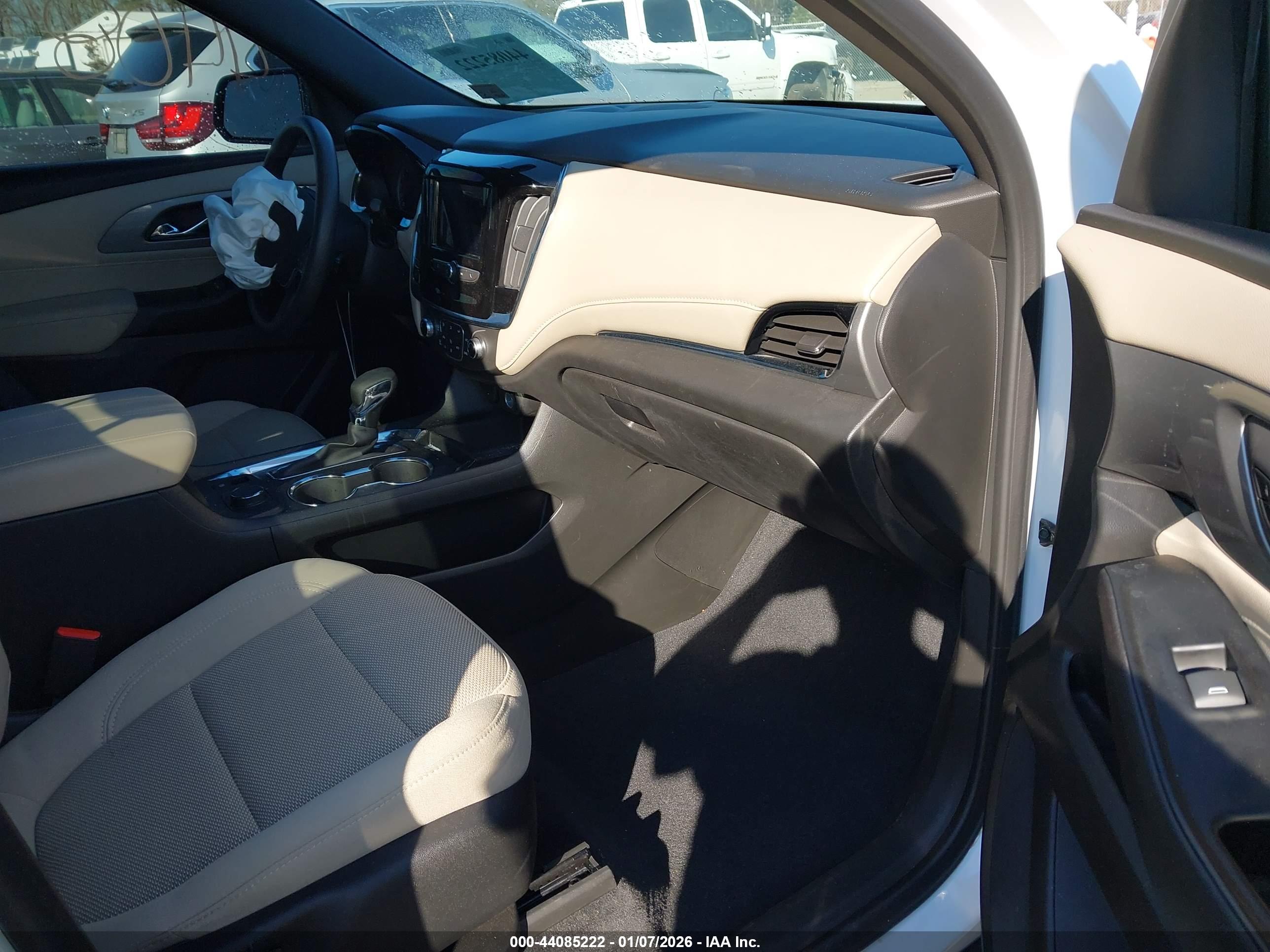 CHEVROLET TRAVERSE image 5