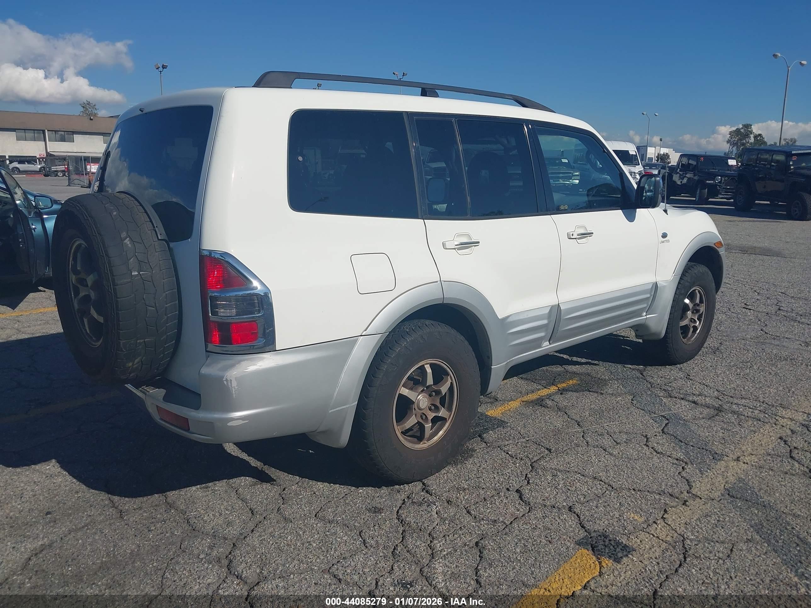 MITSUBISHI MONTERO image 4