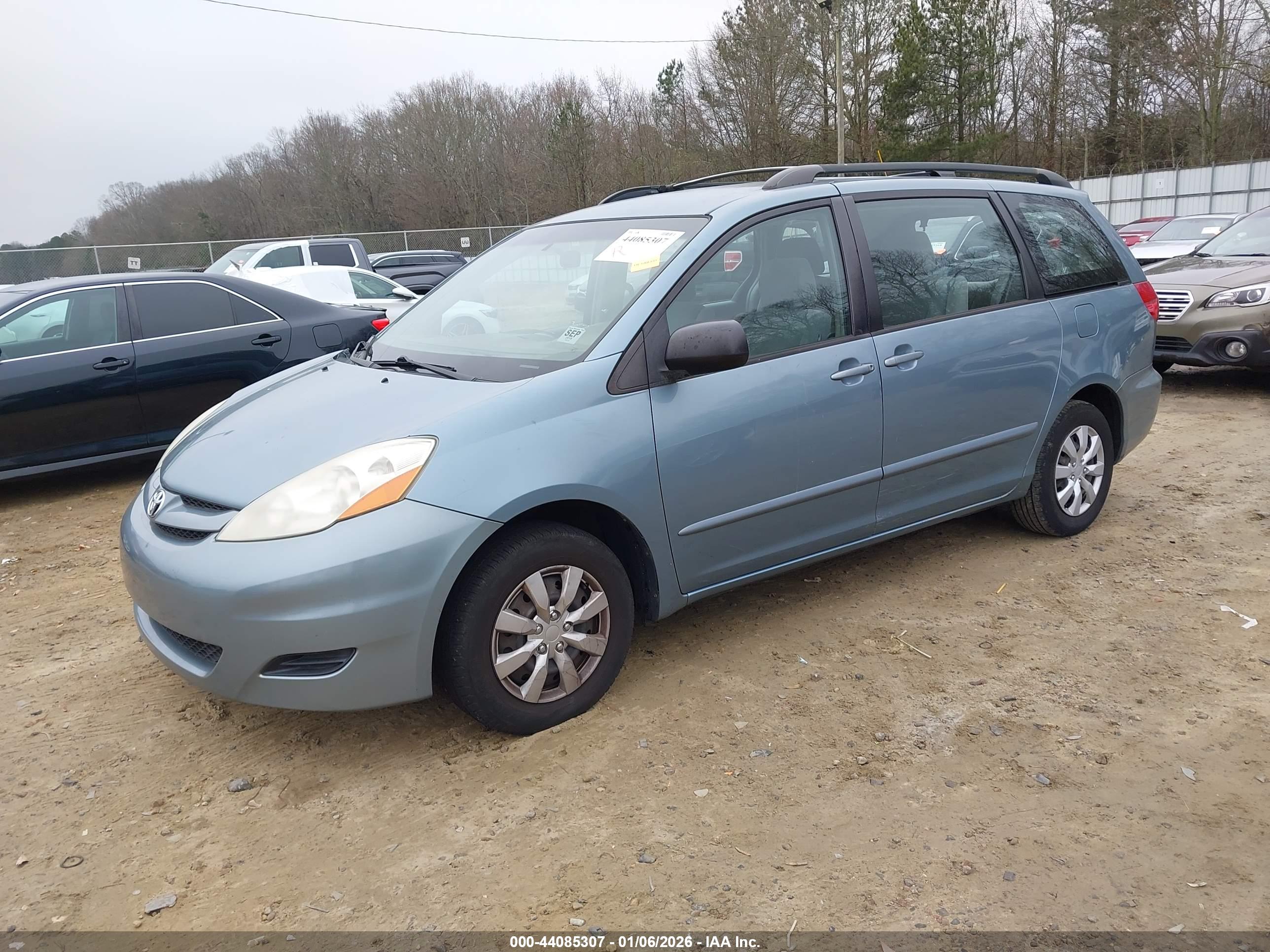 TOYOTA SIENNA image 2