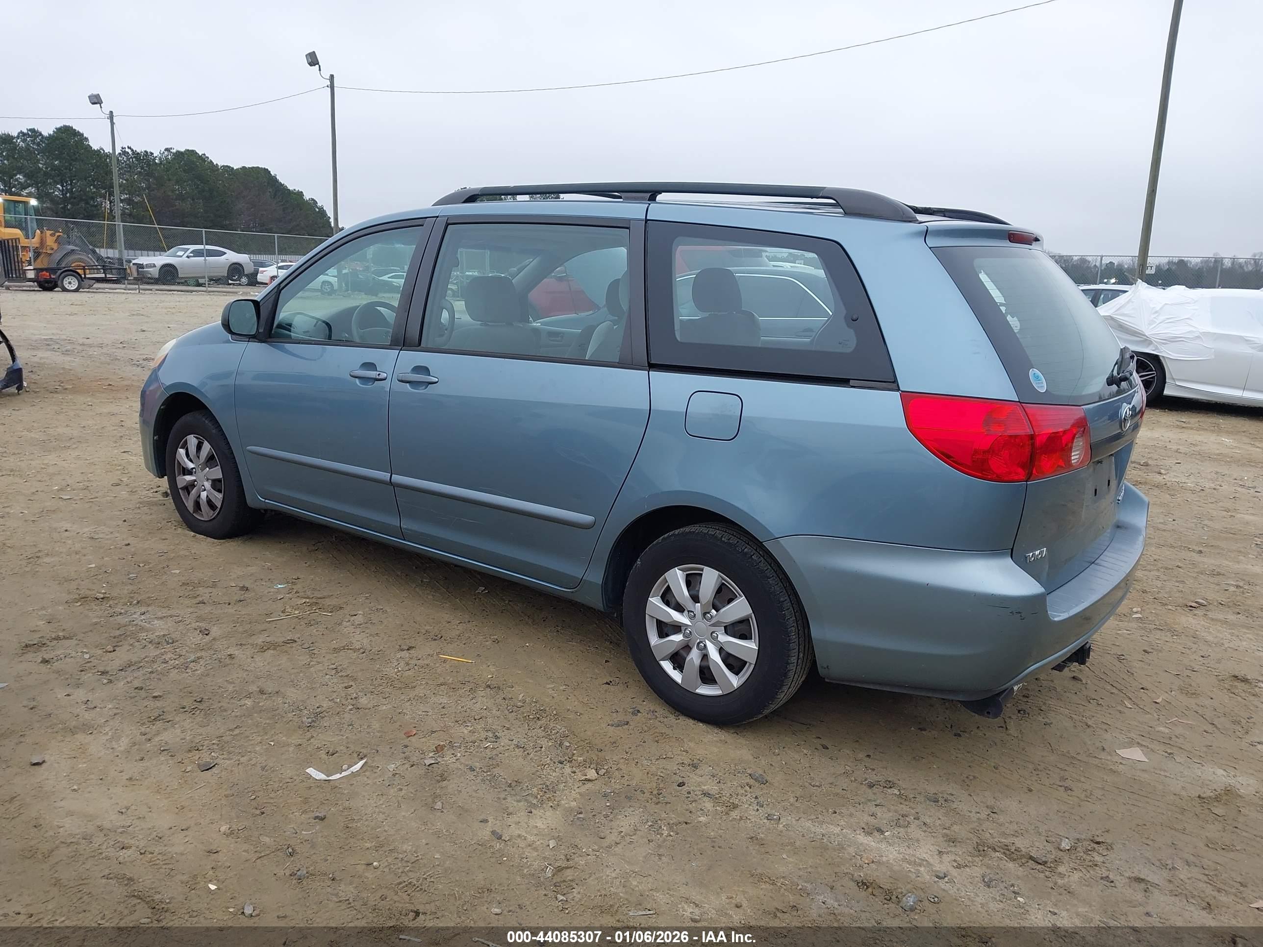TOYOTA SIENNA image 3