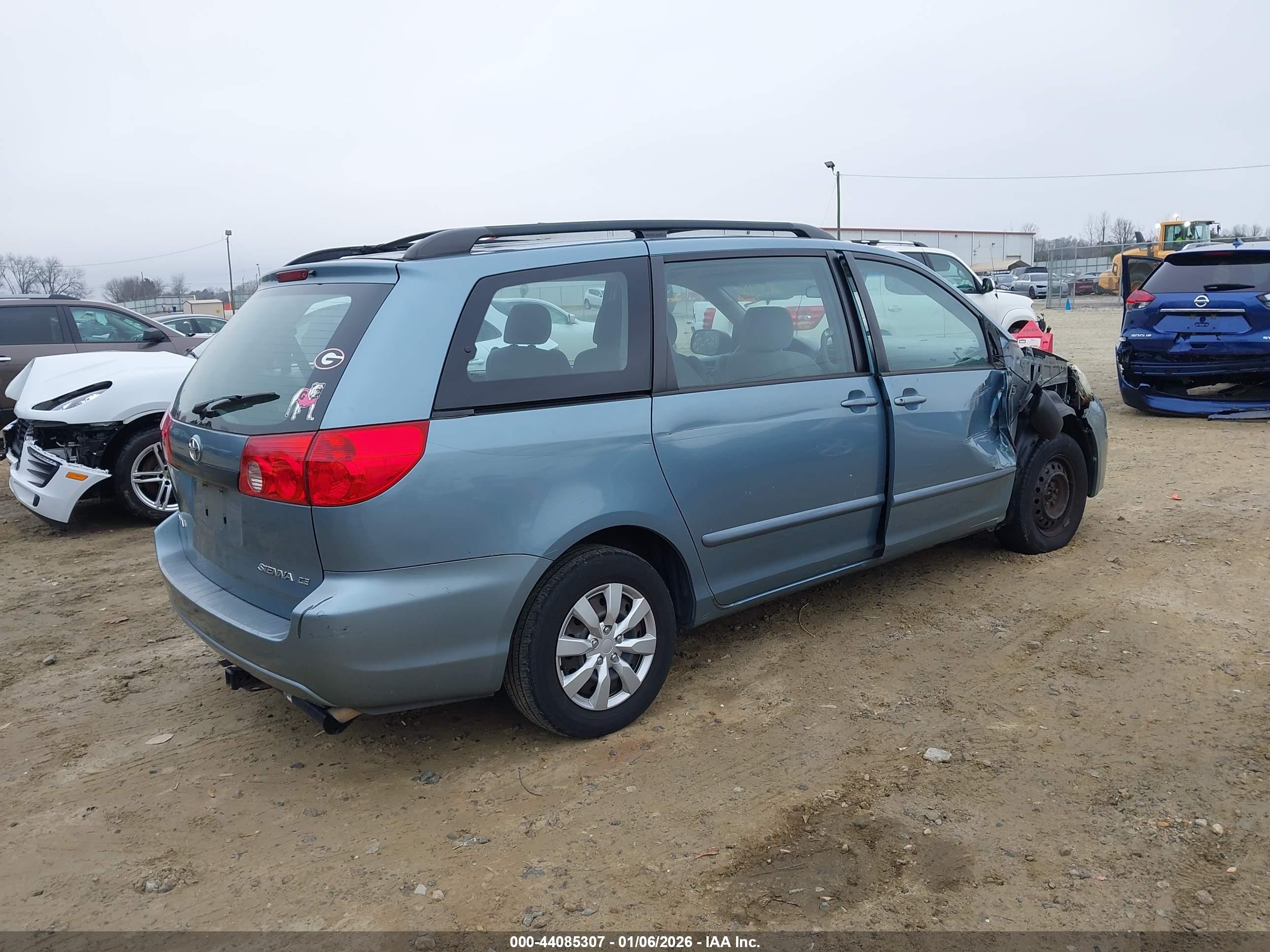 TOYOTA SIENNA image 4