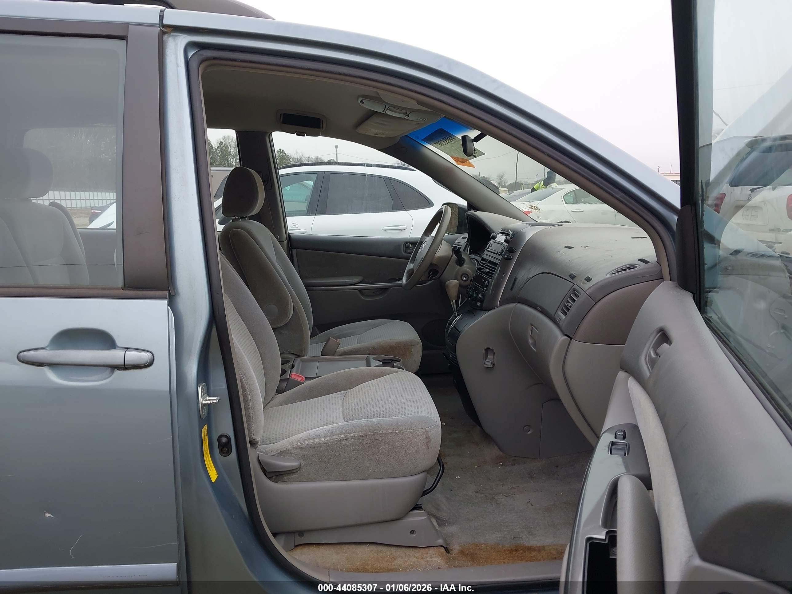 TOYOTA SIENNA image 5