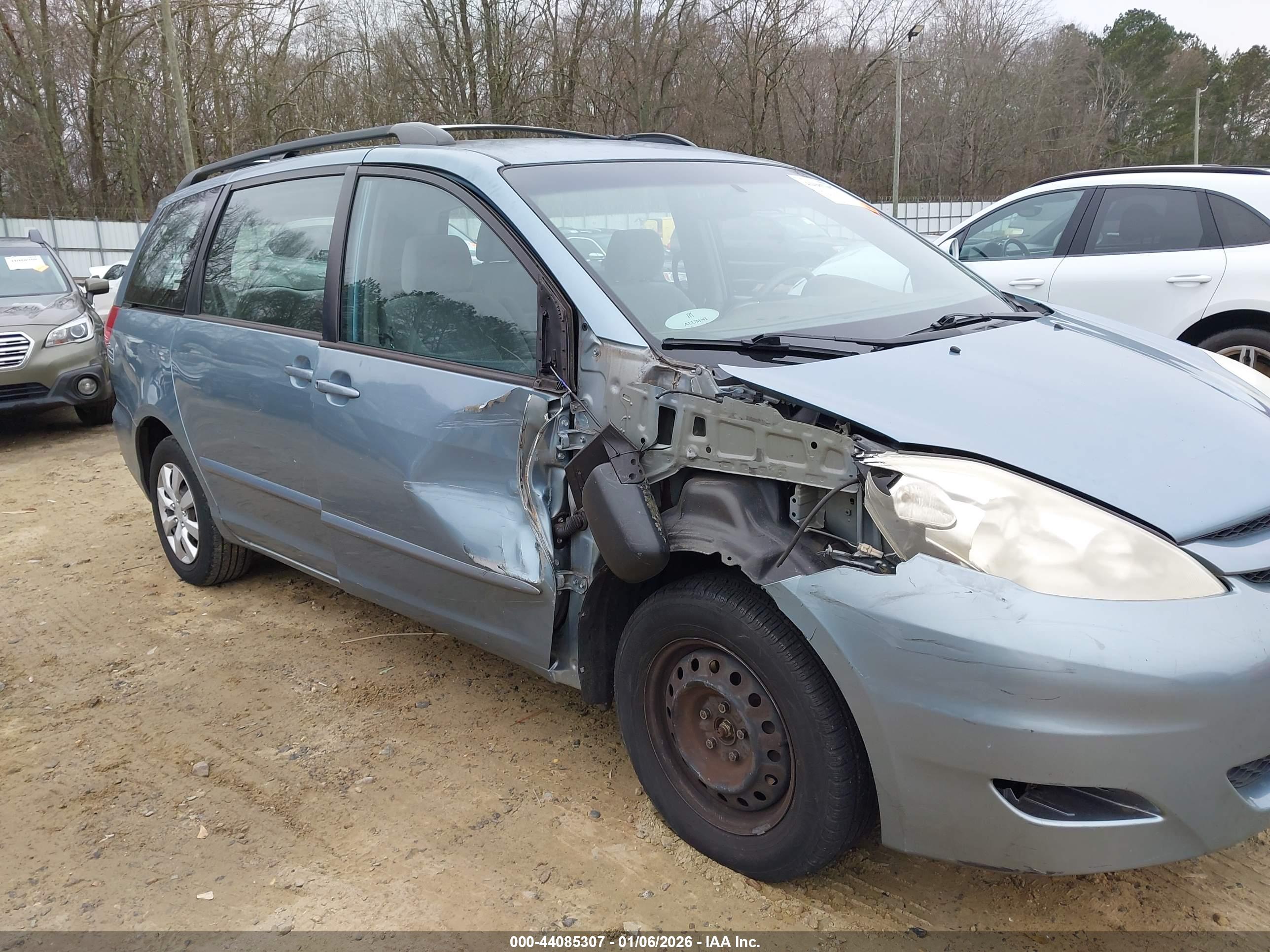 TOYOTA SIENNA image 6