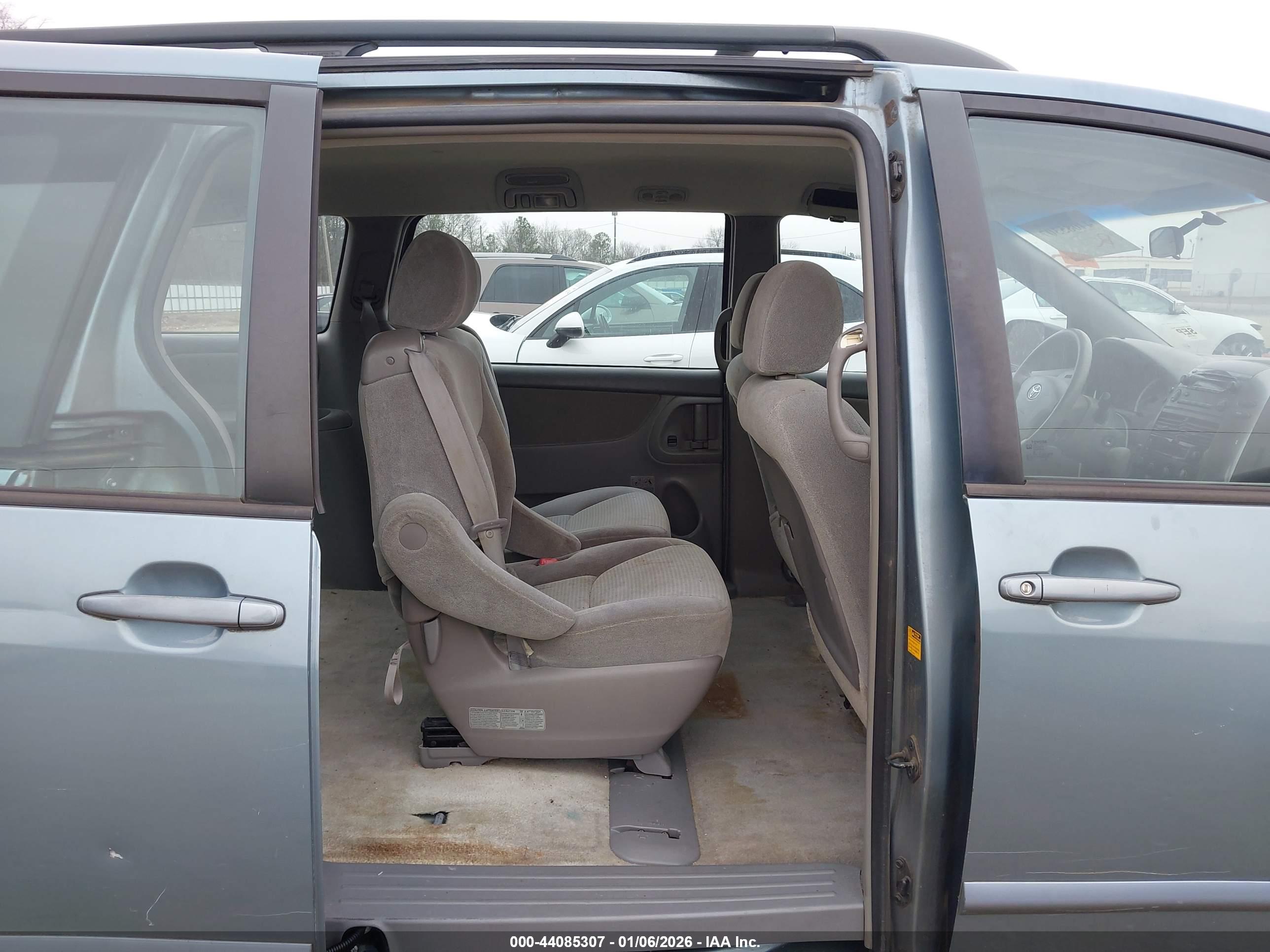 TOYOTA SIENNA image 8