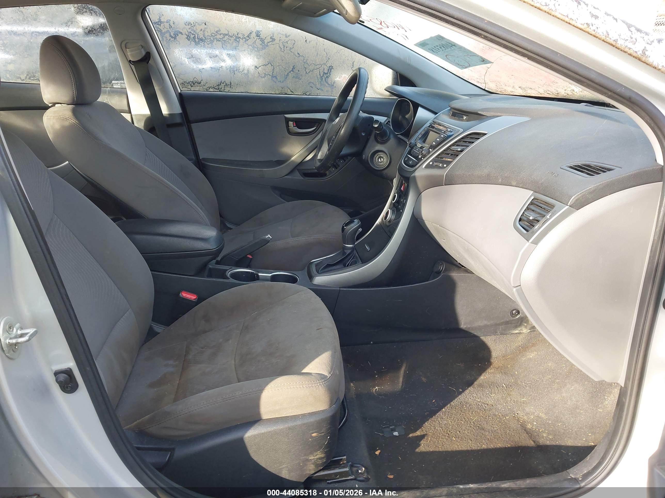 HYUNDAI ELANTRA image 5