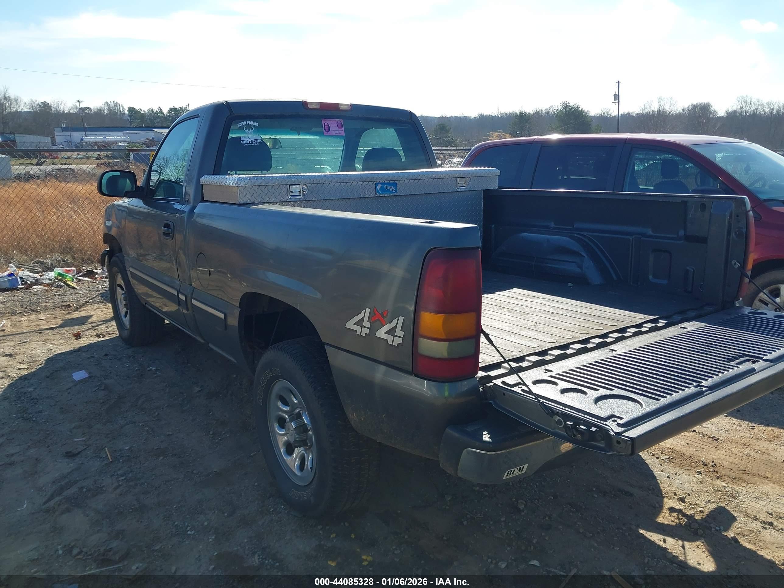 CHEVROLET SILVERADO image 3