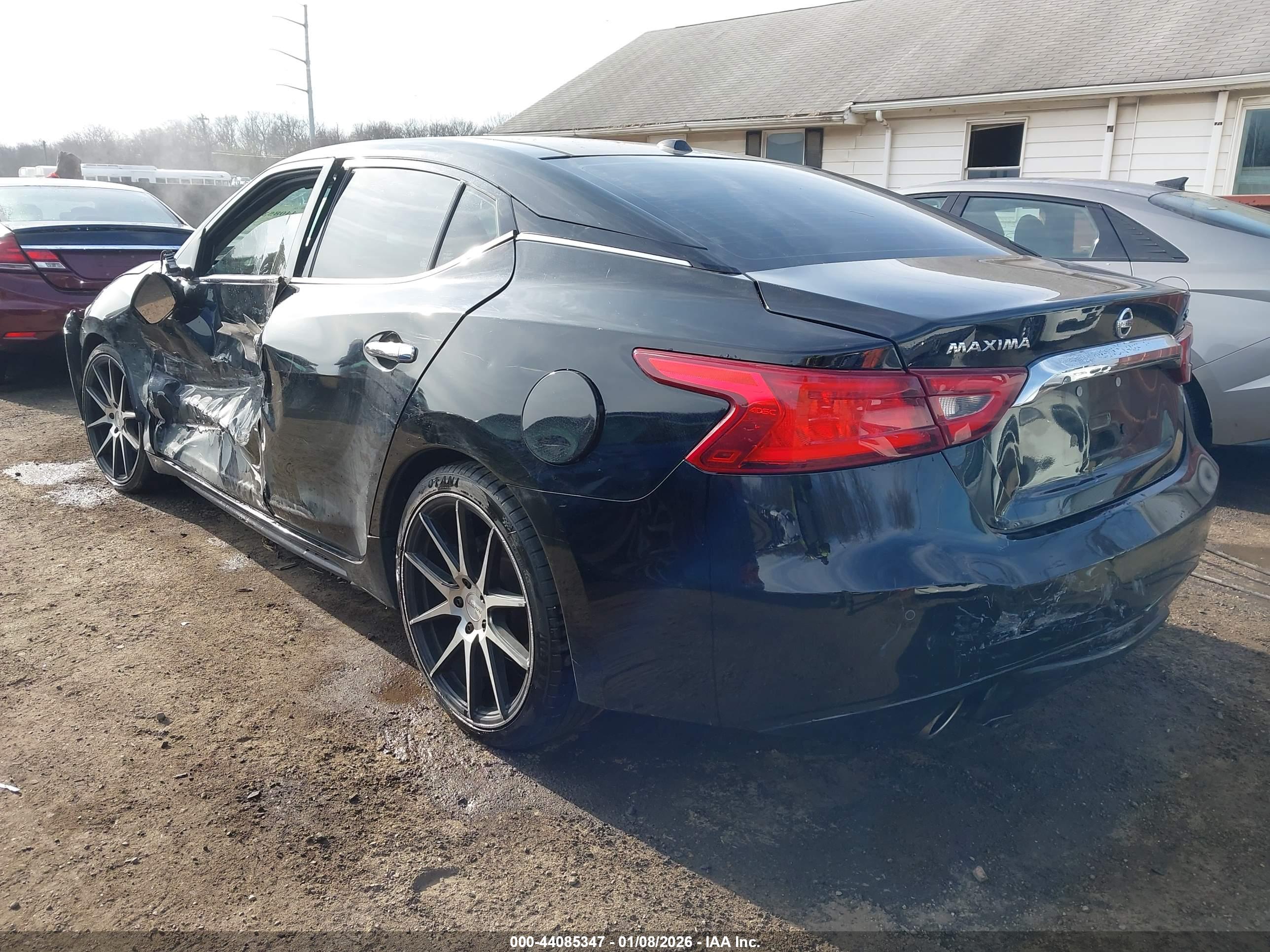 NISSAN MAXIMA image 3