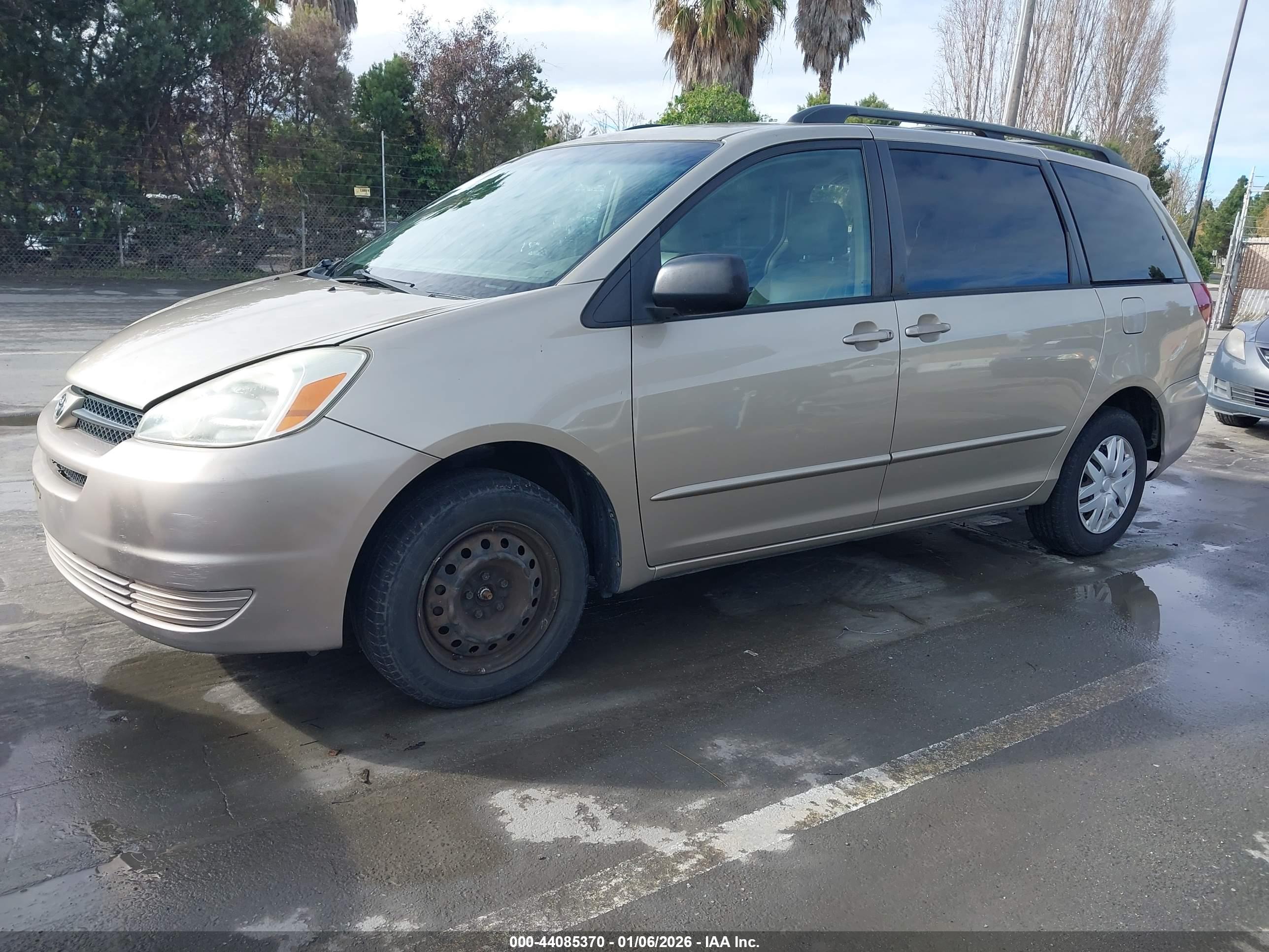 TOYOTA SIENNA image 2