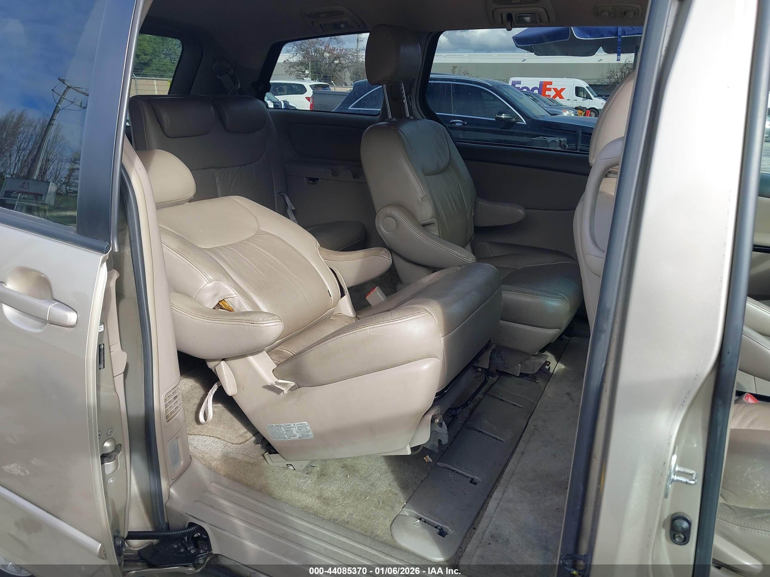 TOYOTA SIENNA image 8