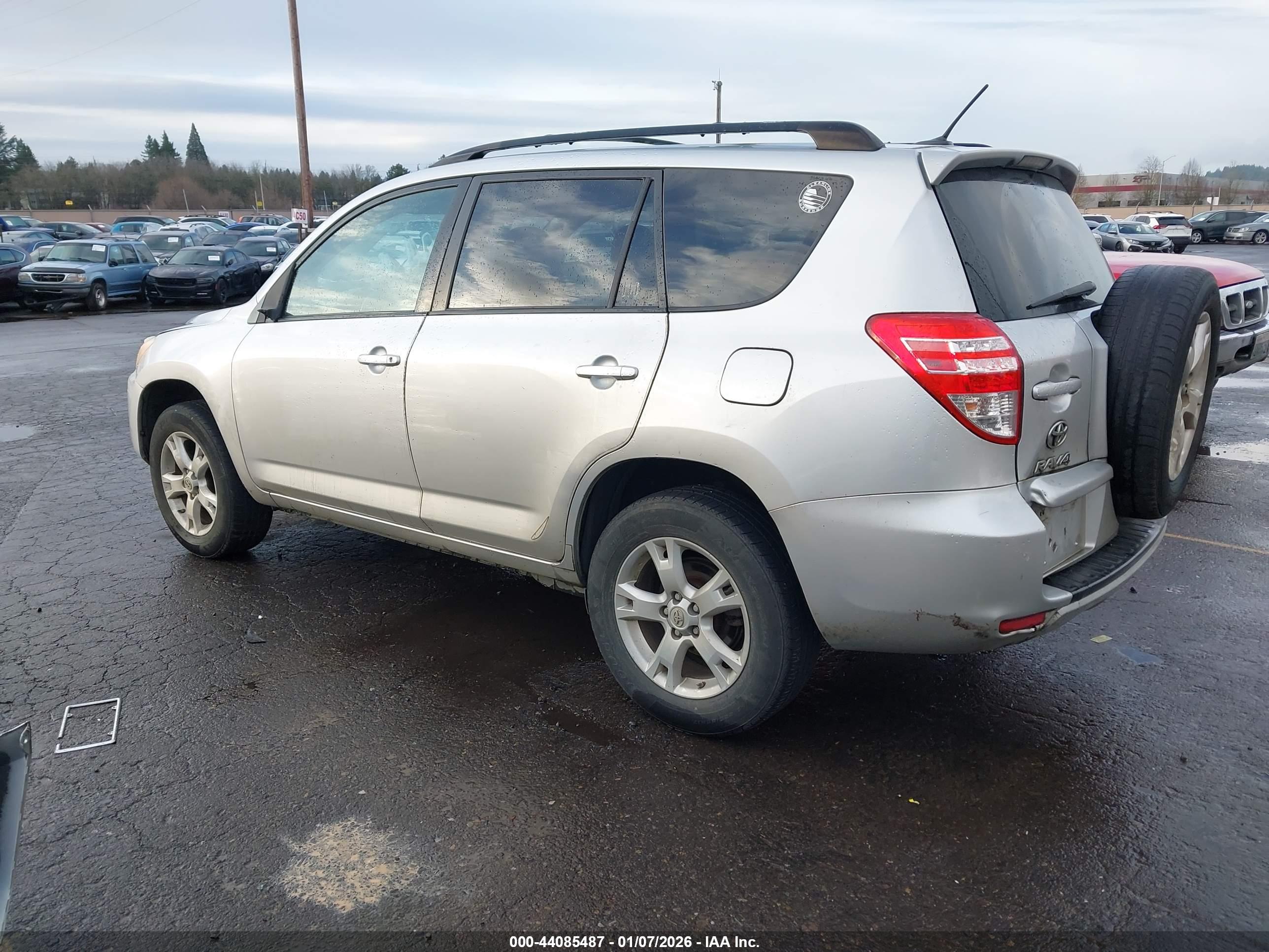 TOYOTA RAV4 image 3