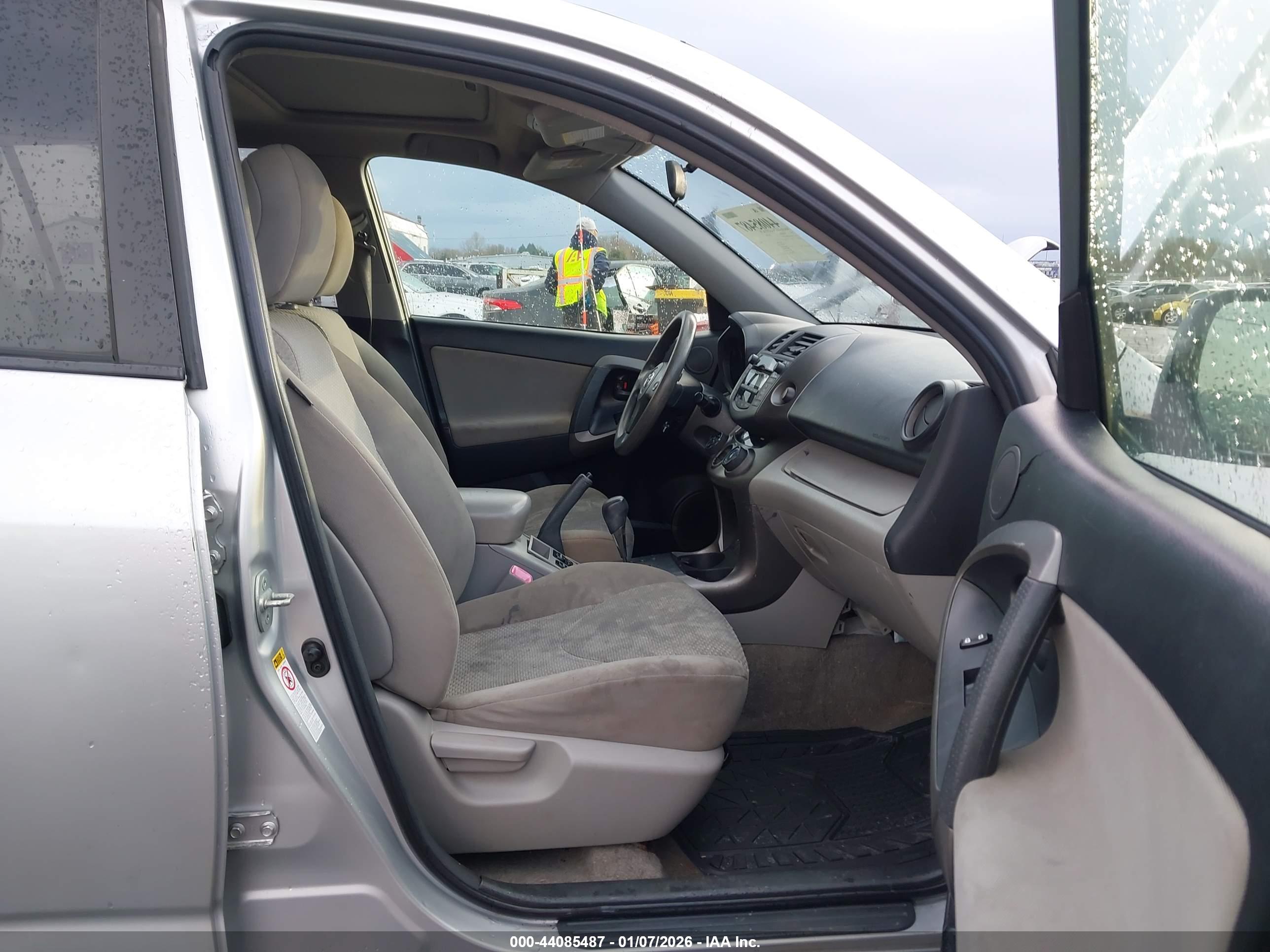 TOYOTA RAV4 image 5