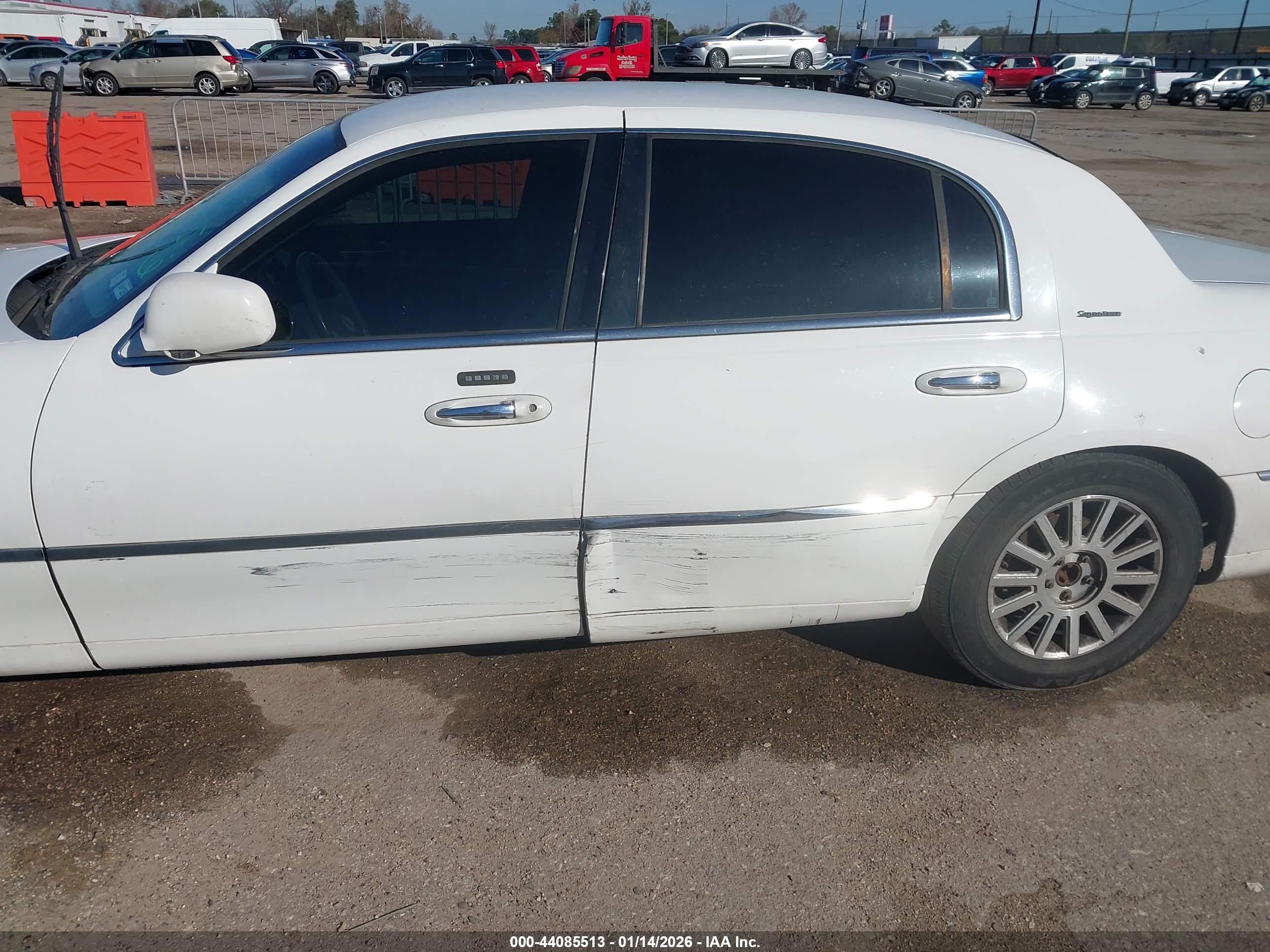 LINCOLN TOWN image 6