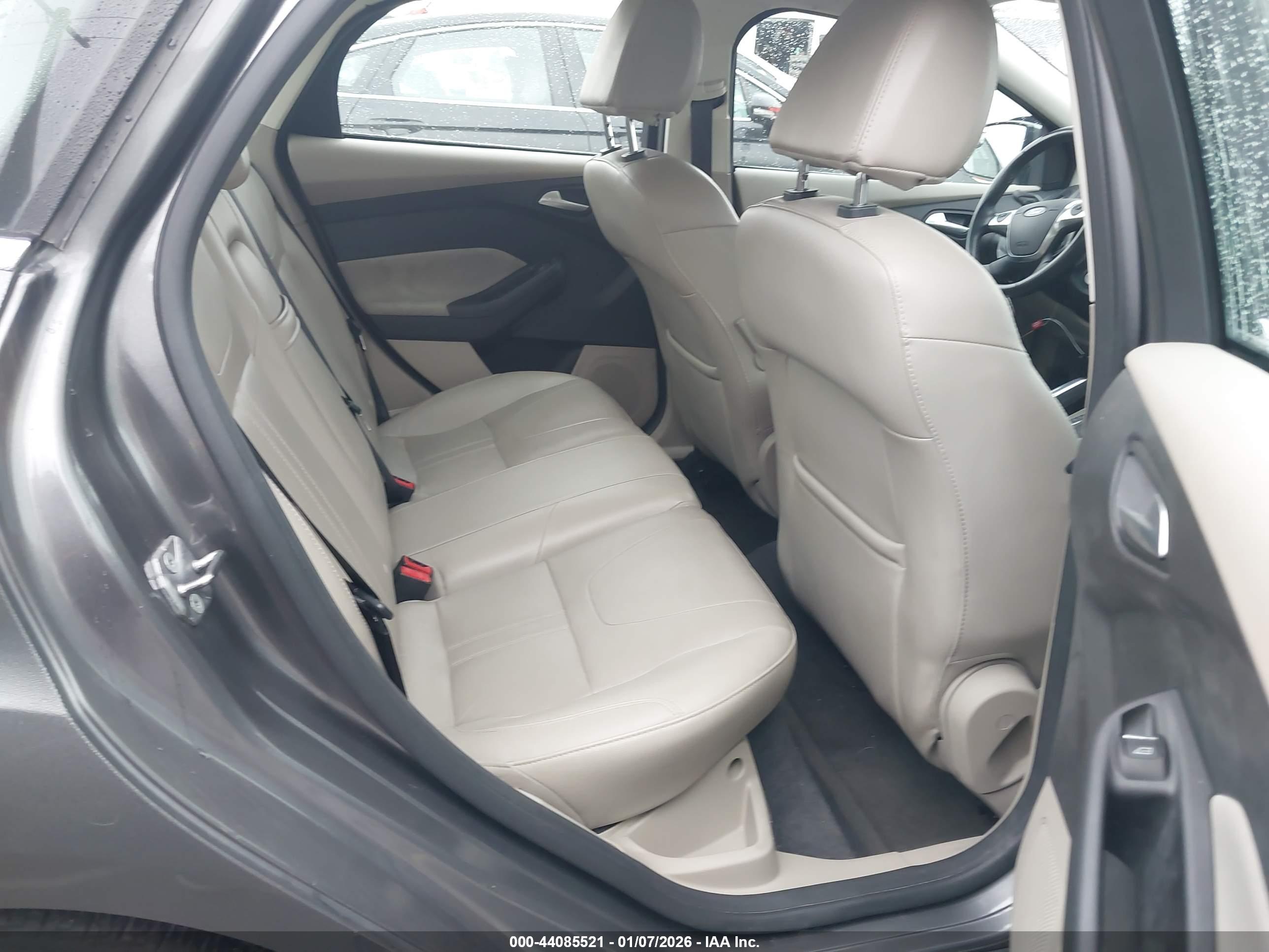 FORD FOCUS image 8