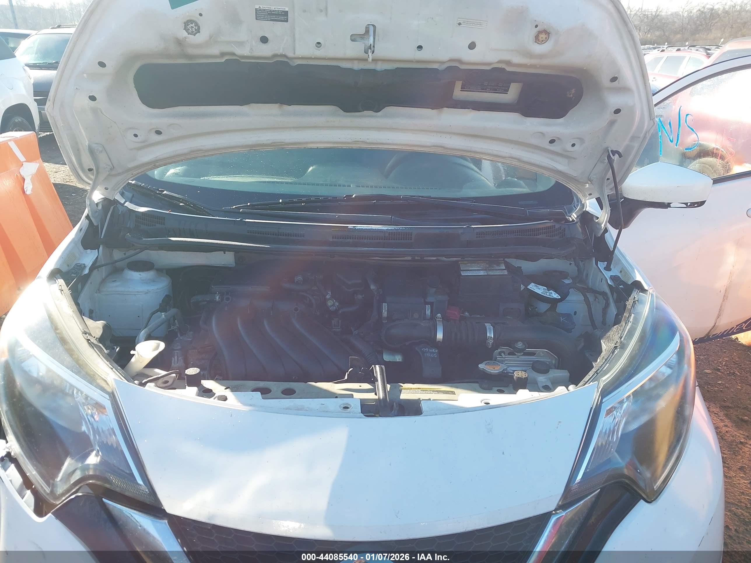 NISSAN VERSA image 10