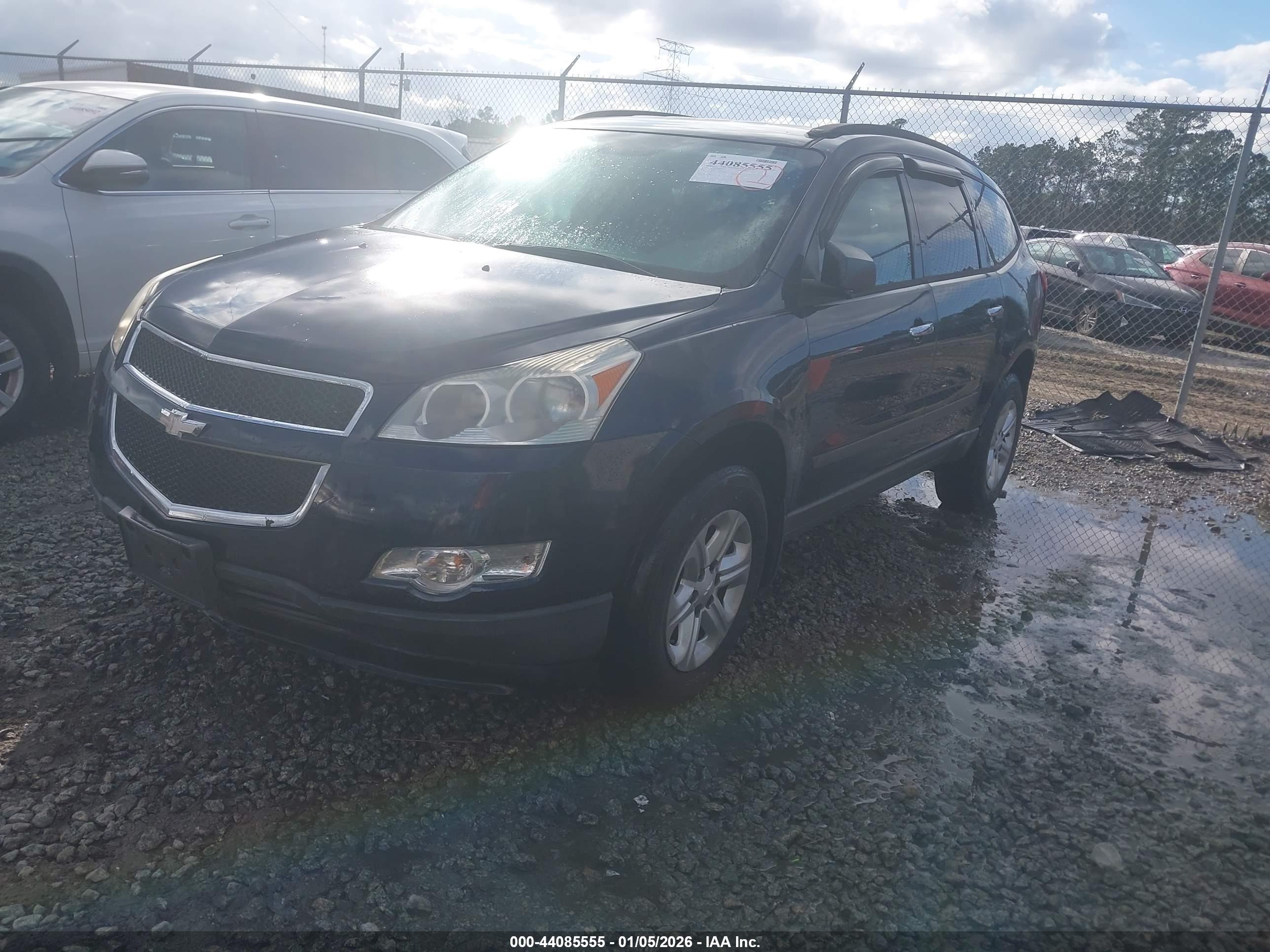 CHEVROLET TRAVERSE image 2