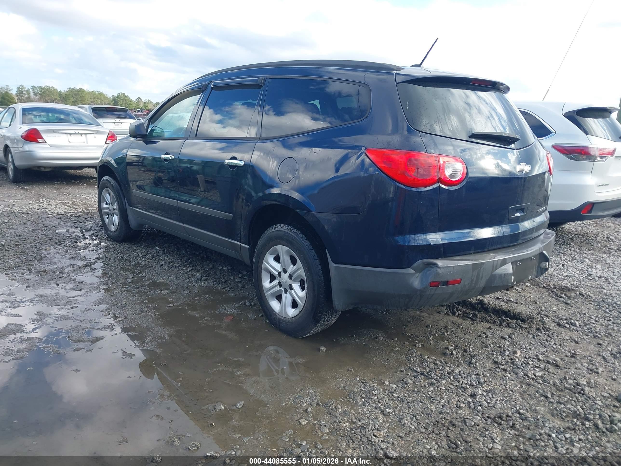 CHEVROLET TRAVERSE image 3
