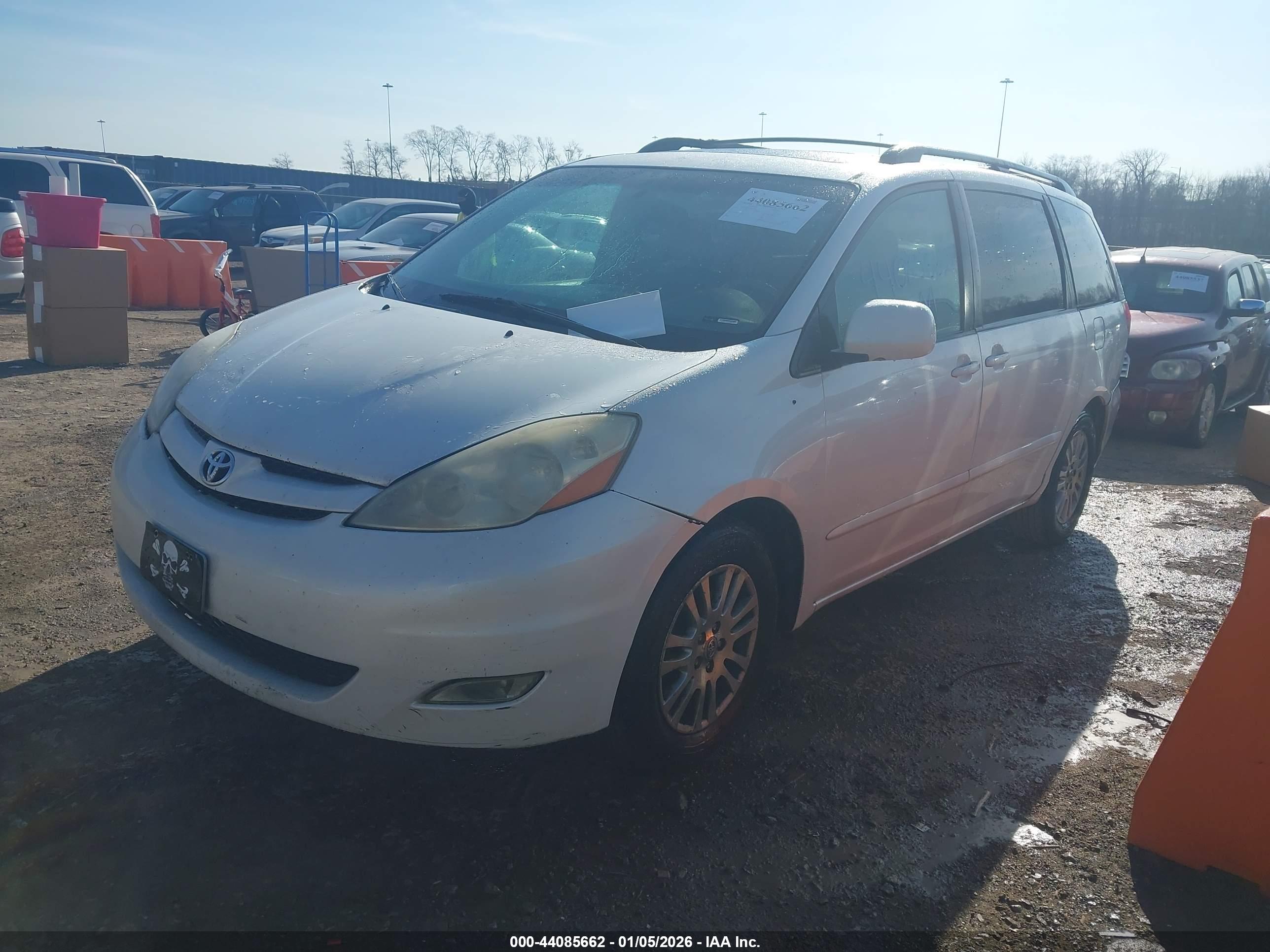 TOYOTA SIENNA image 2