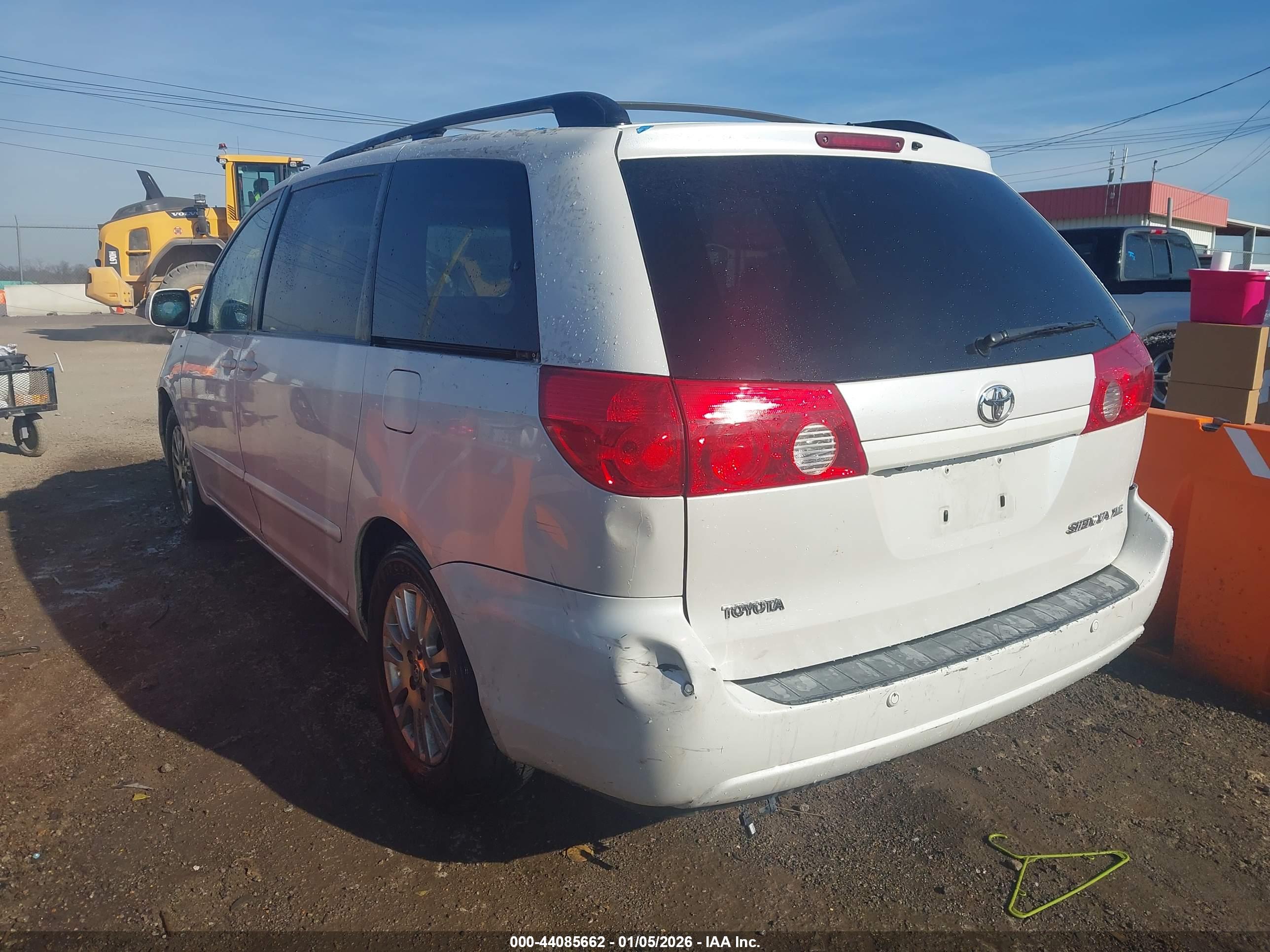 TOYOTA SIENNA image 3
