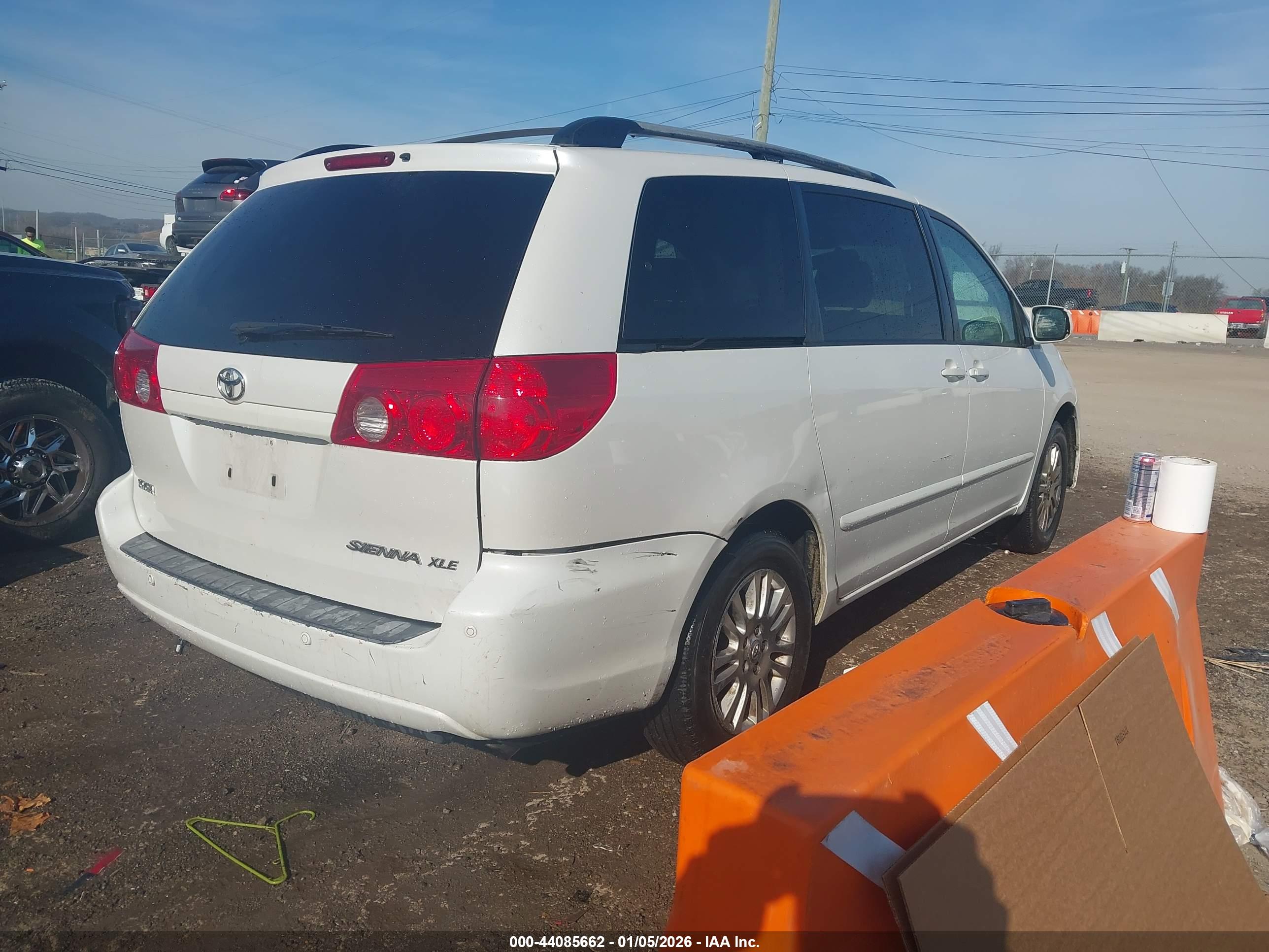 TOYOTA SIENNA image 4