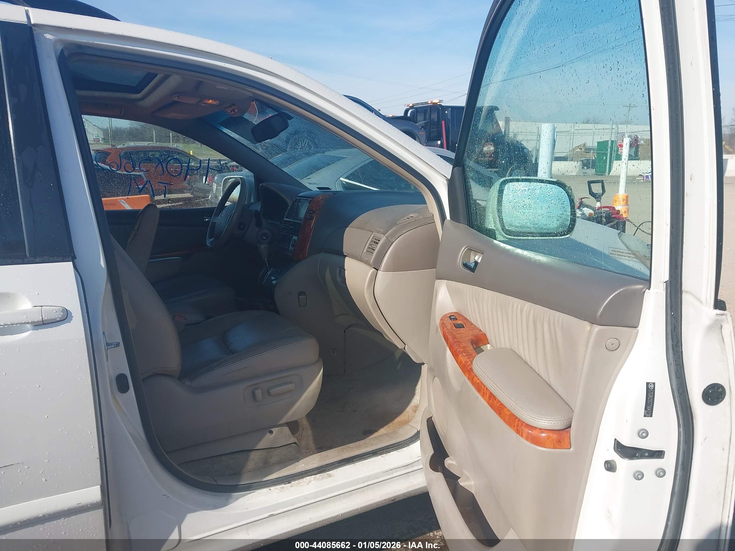 TOYOTA SIENNA image 5