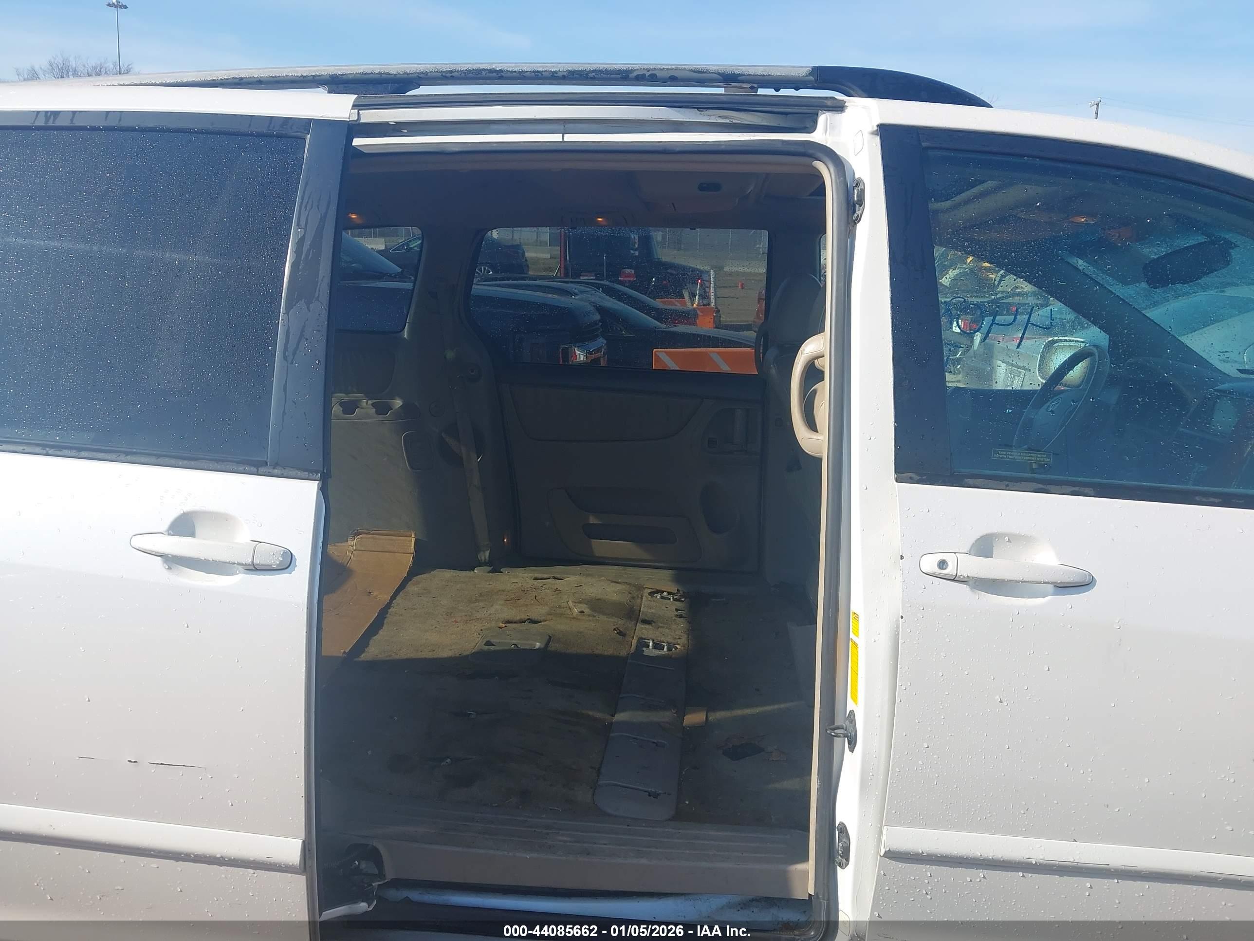 TOYOTA SIENNA image 8
