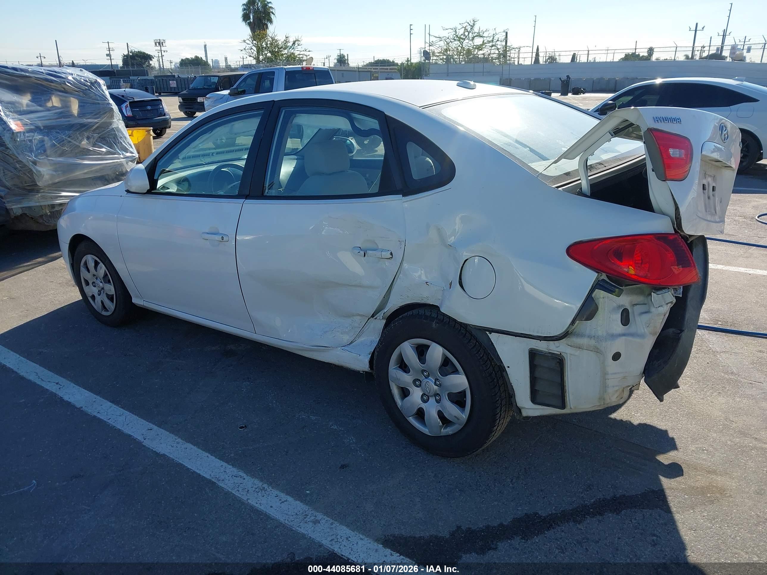 HYUNDAI ELANTRA image 3