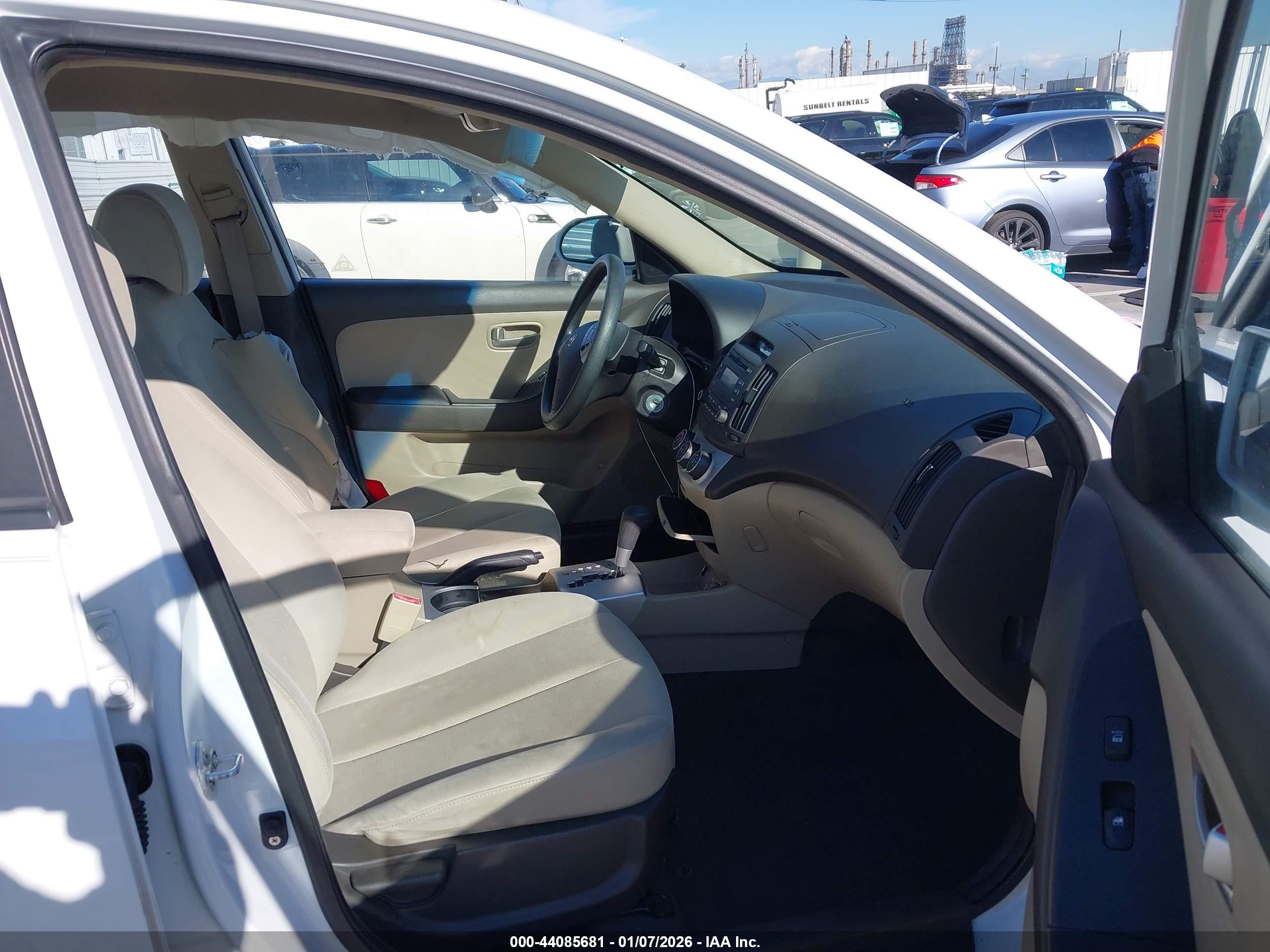 HYUNDAI ELANTRA image 5