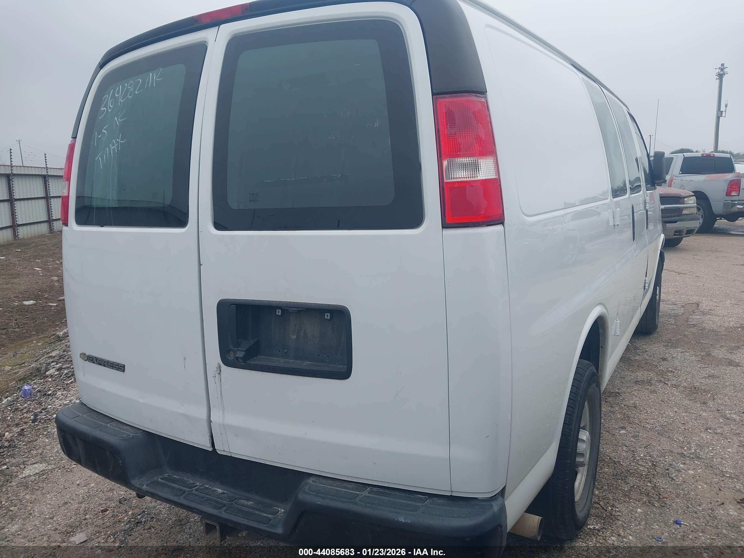CHEVROLET EXPRESS image 4