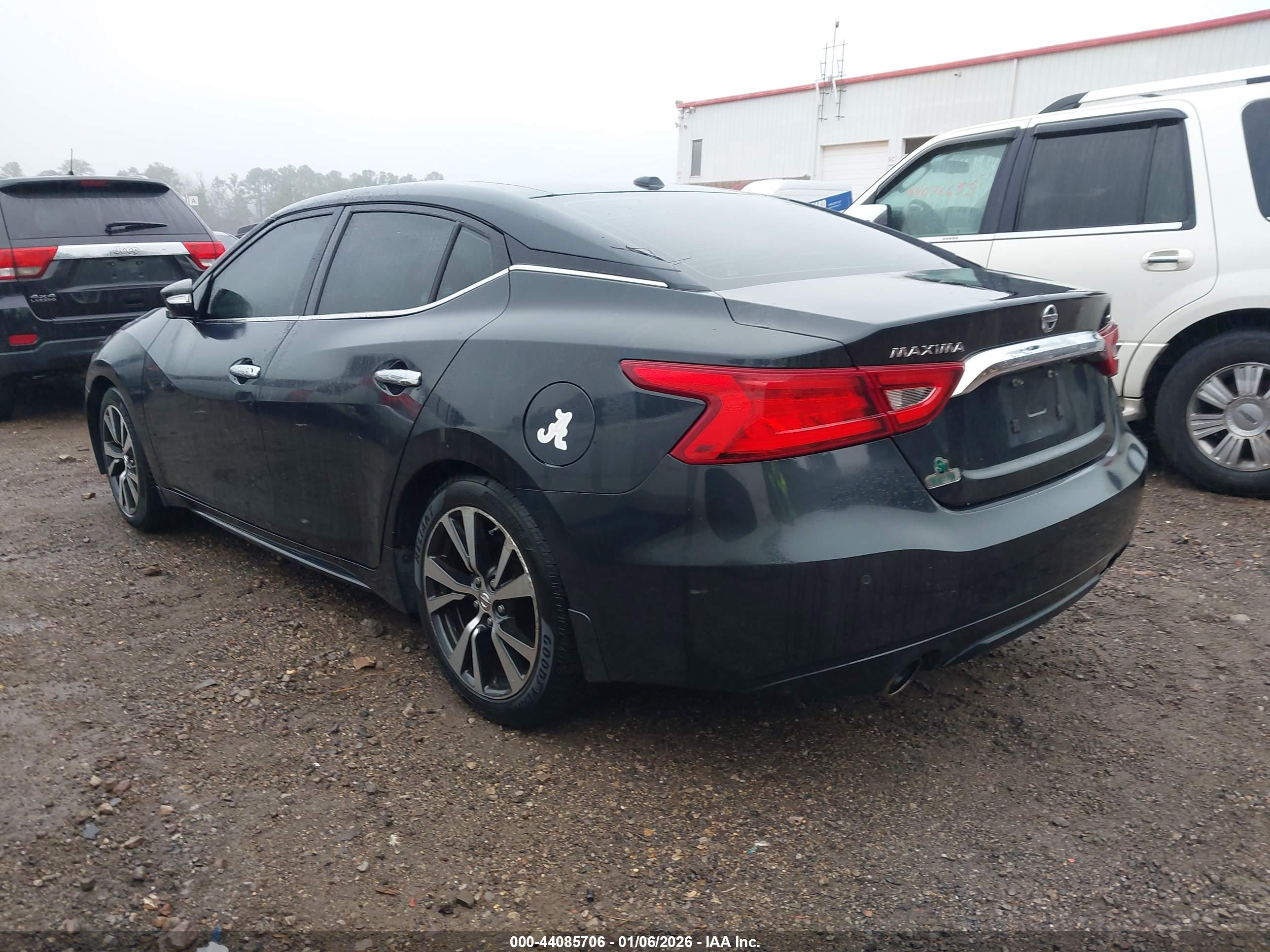 NISSAN MAXIMA image 3