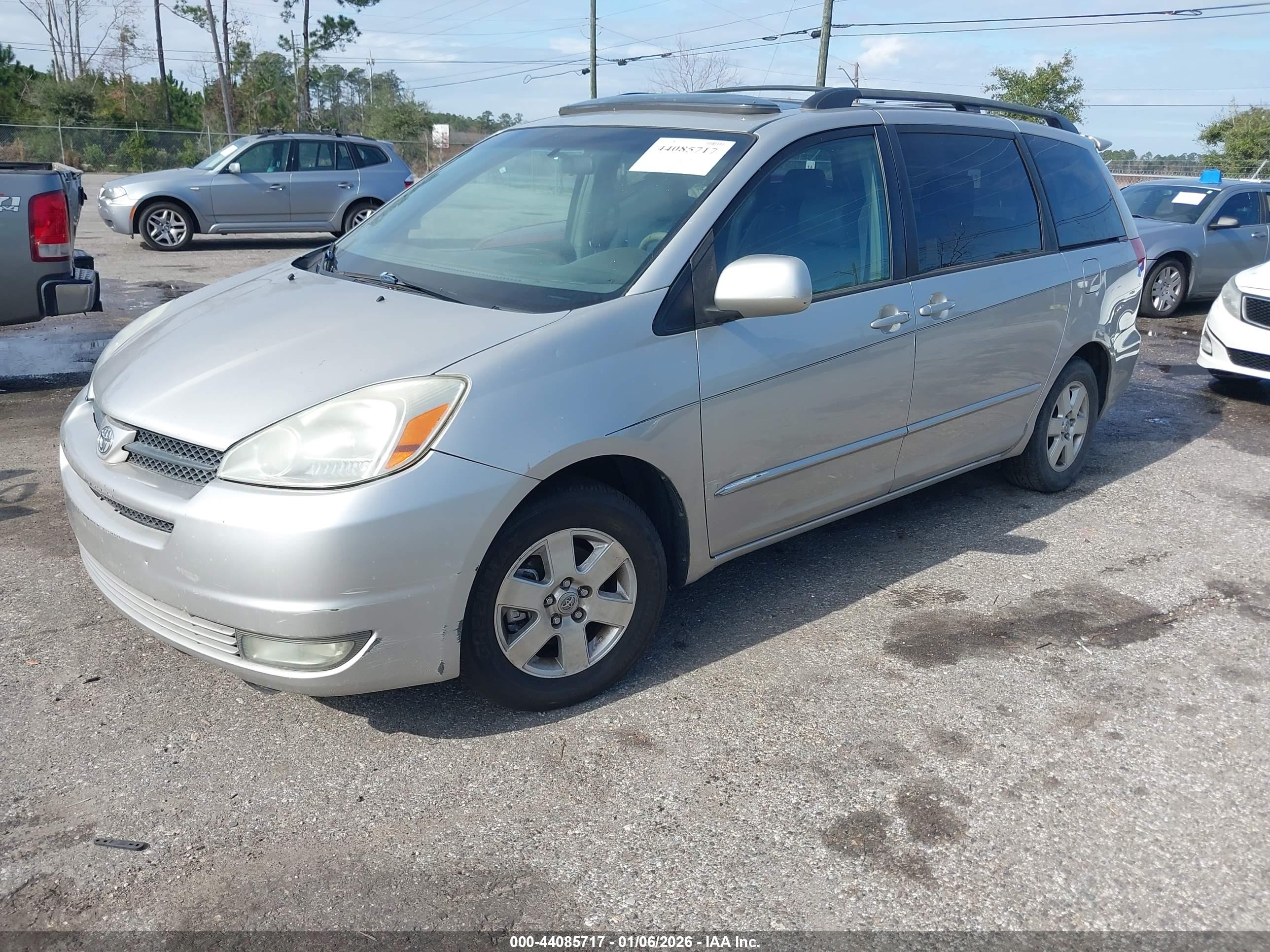 TOYOTA SIENNA image 2