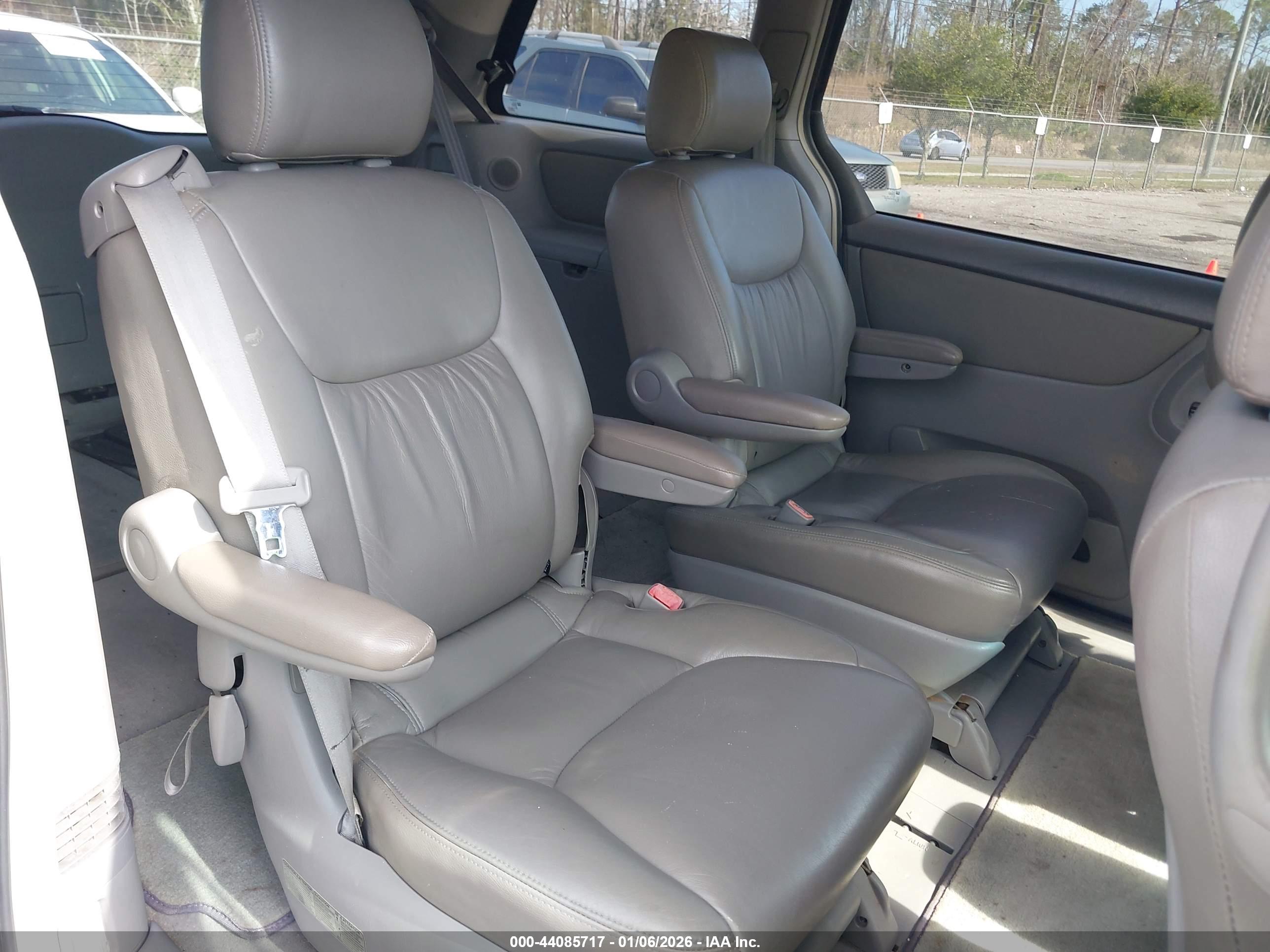 TOYOTA SIENNA image 8