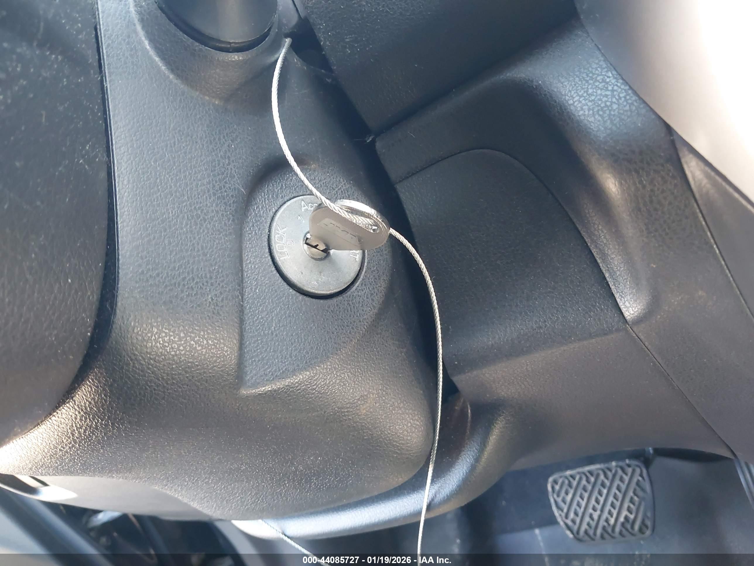 NISSAN VERSA image 11