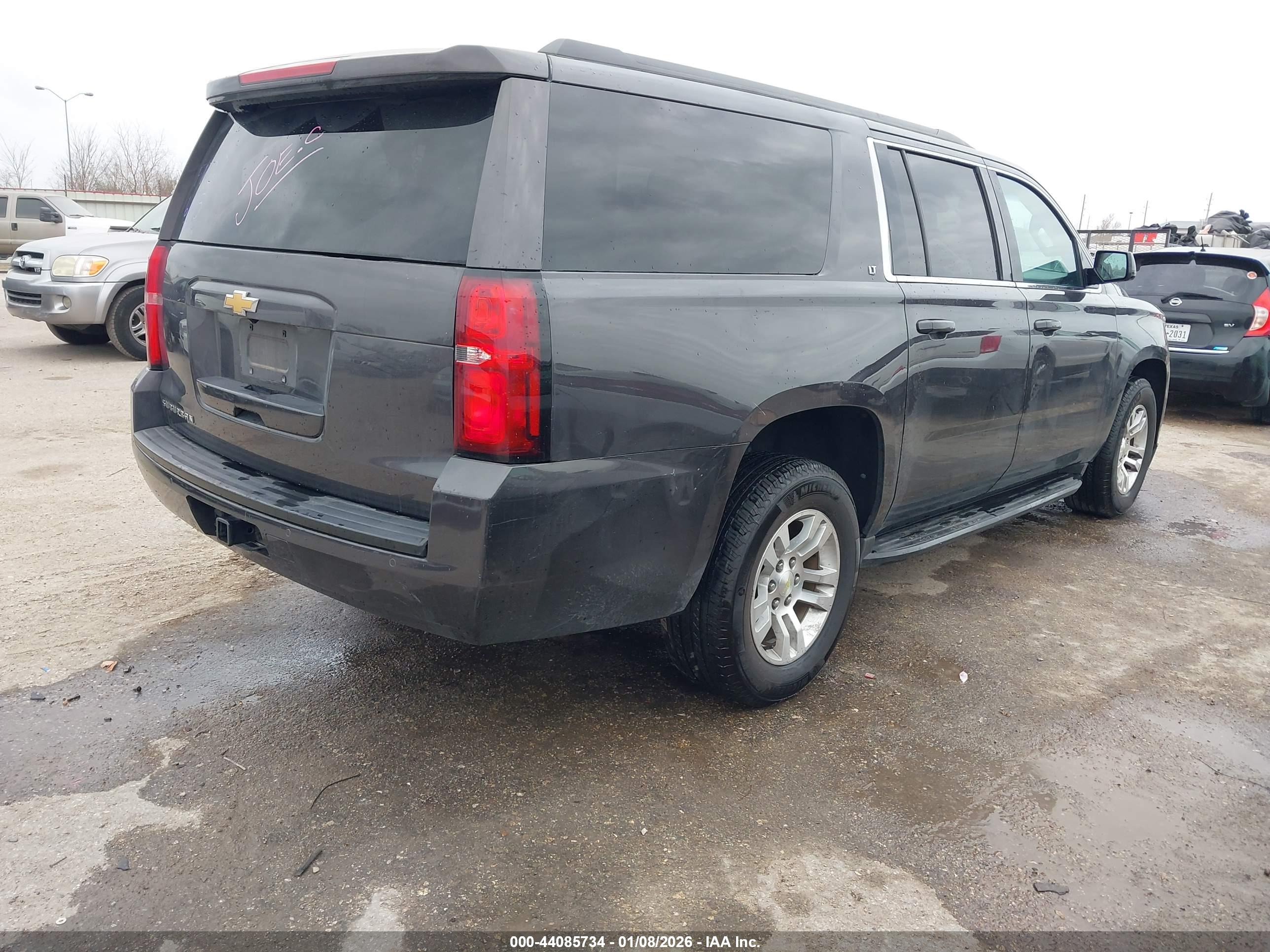 CHEVROLET SUBURBAN image 4