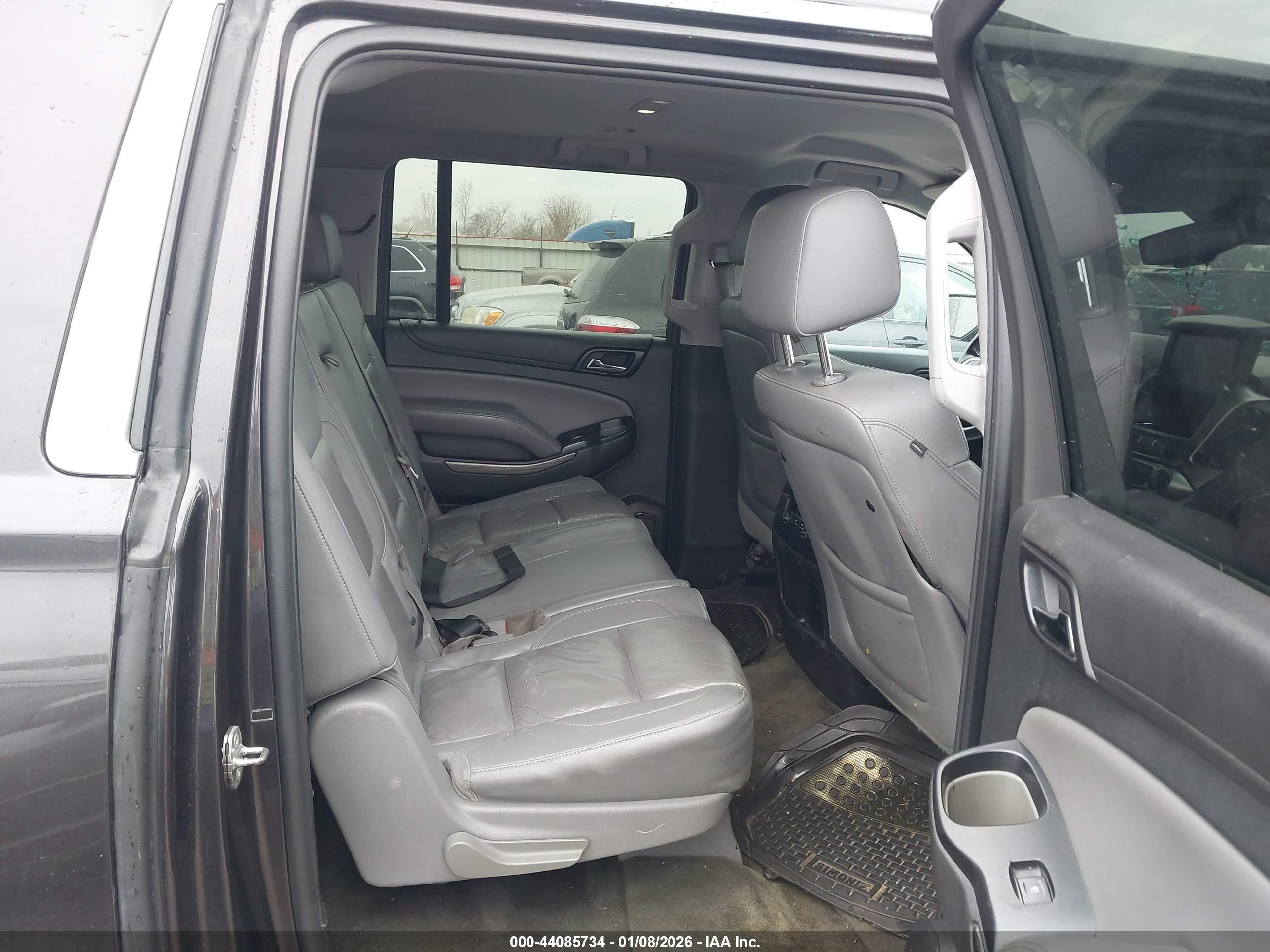 CHEVROLET SUBURBAN image 8