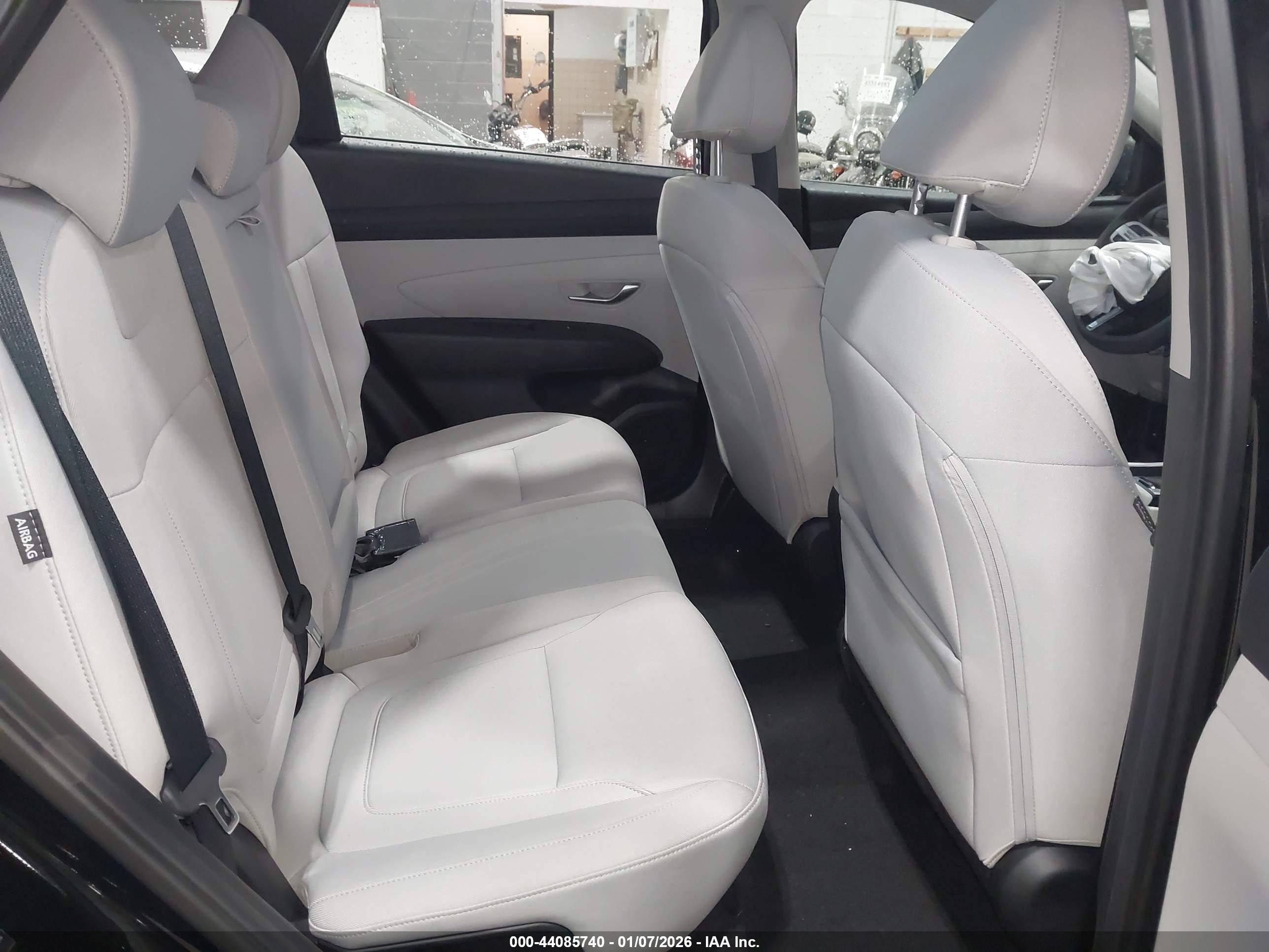 HYUNDAI TUCSON image 8