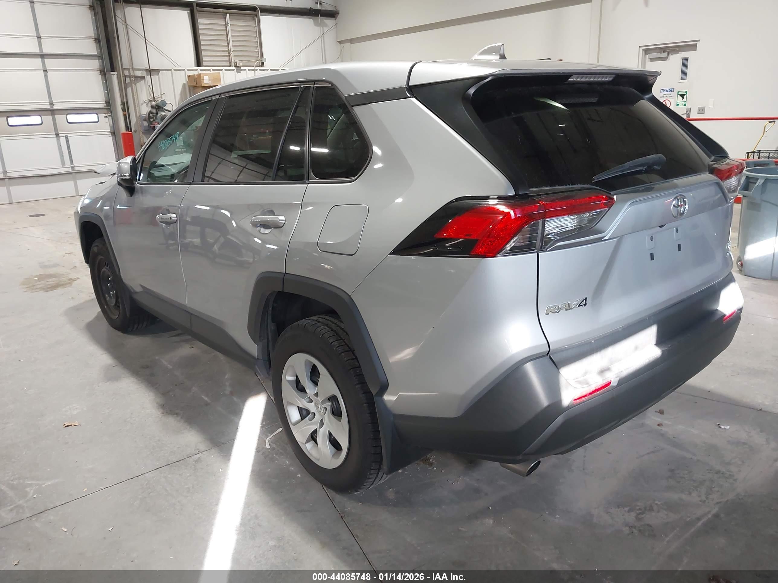 TOYOTA RAV4 image 3