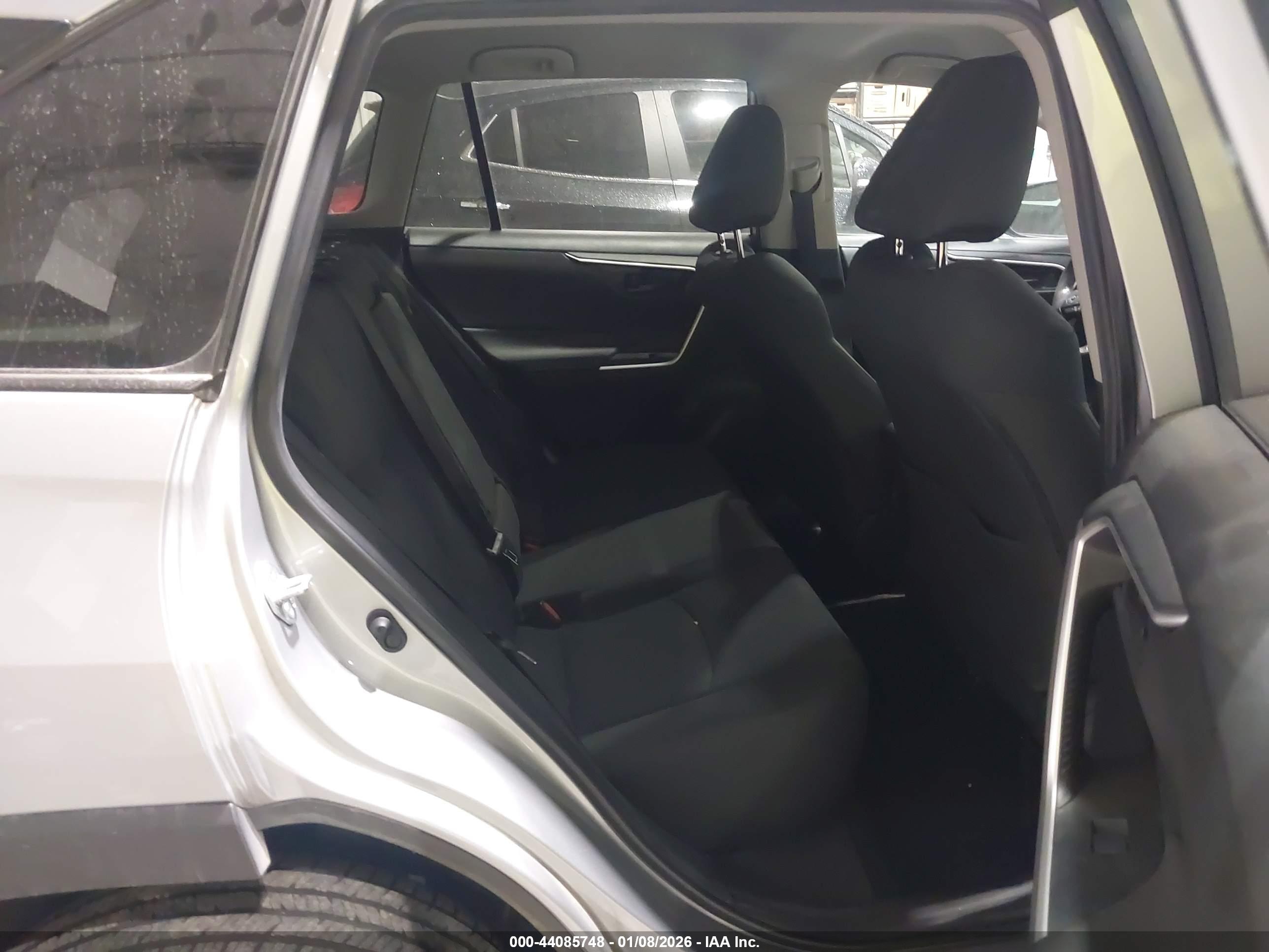 TOYOTA RAV4 image 8