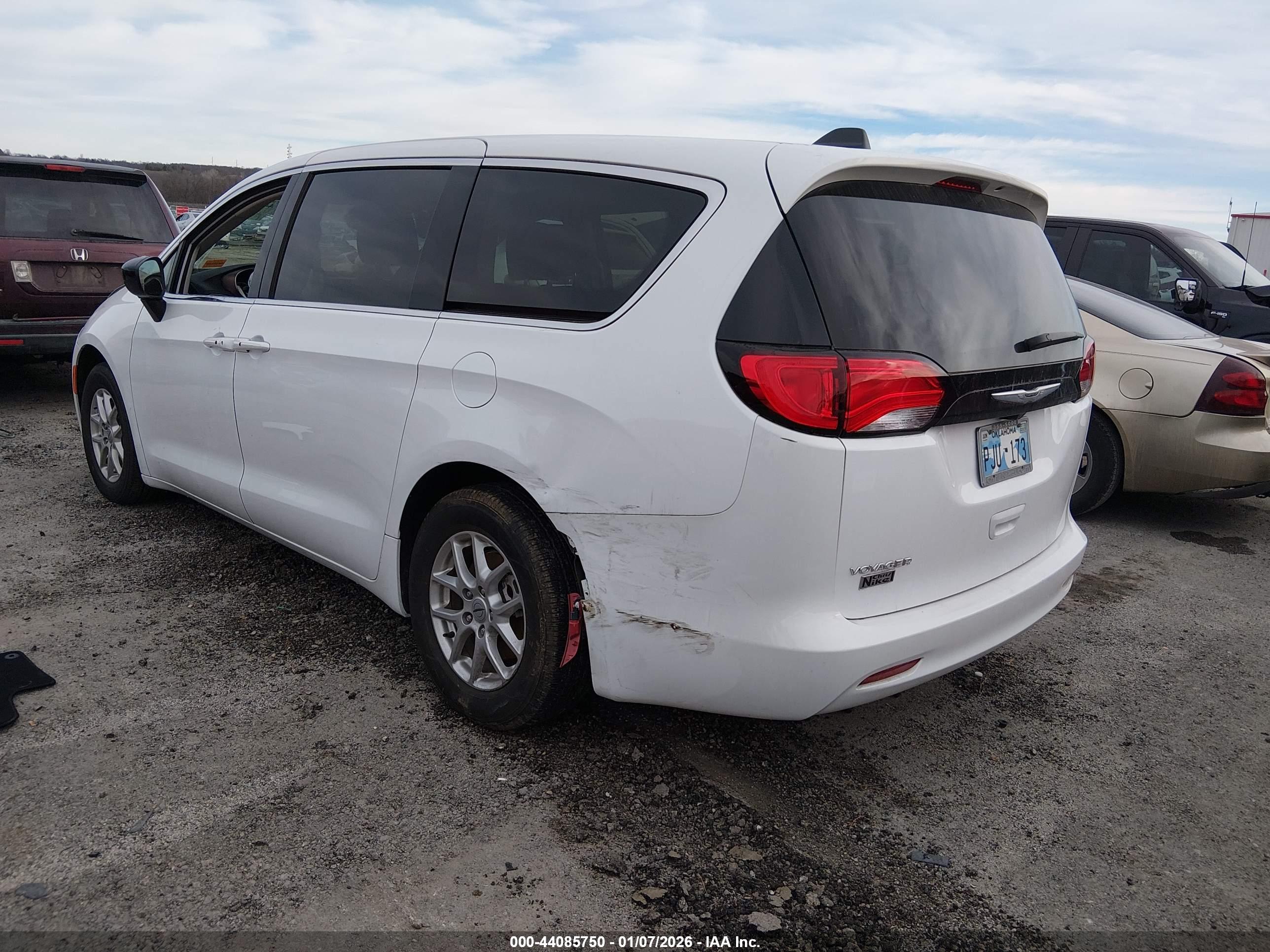 CHRYSLER VOYAGER image 3