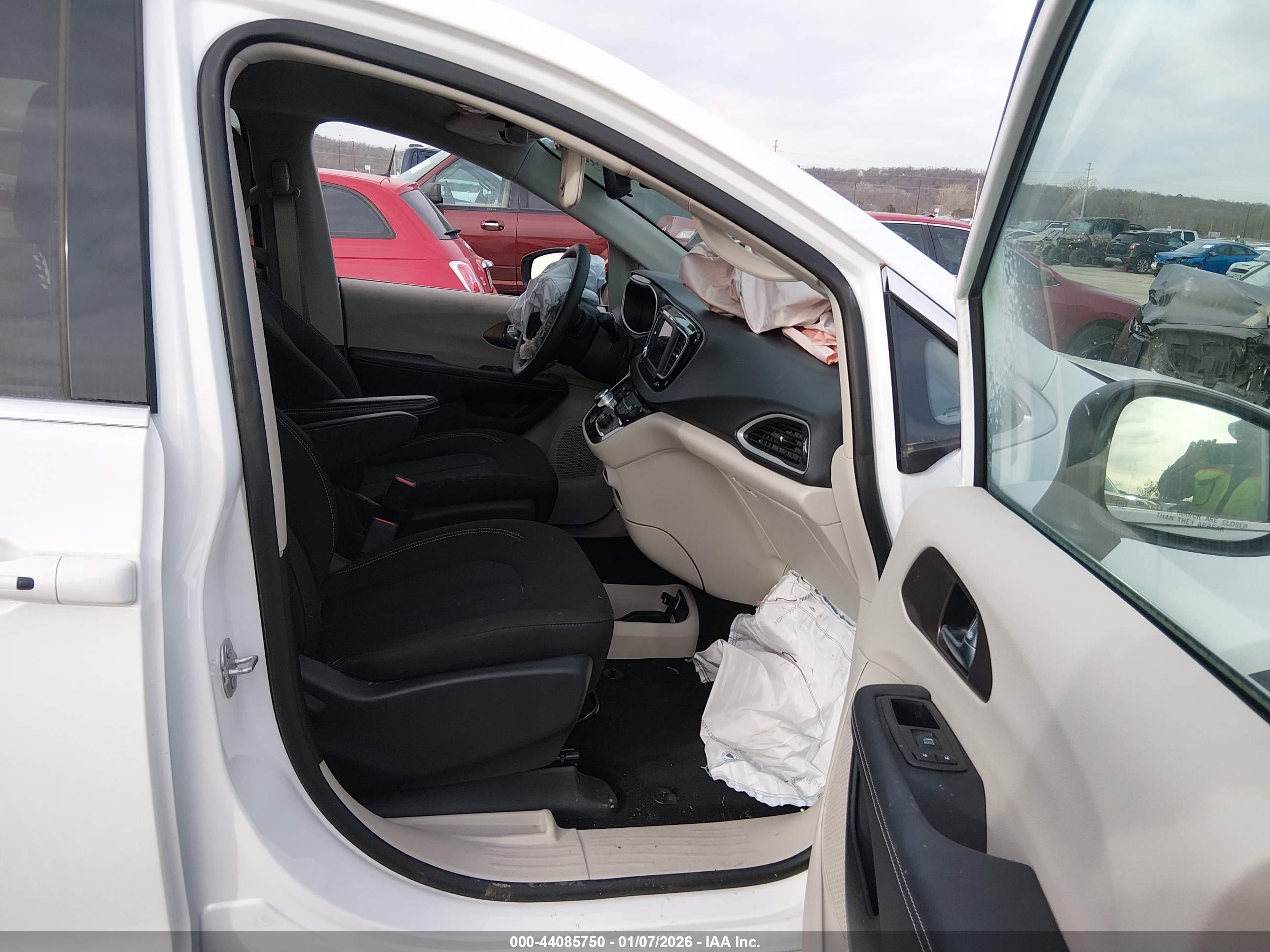 CHRYSLER VOYAGER image 5