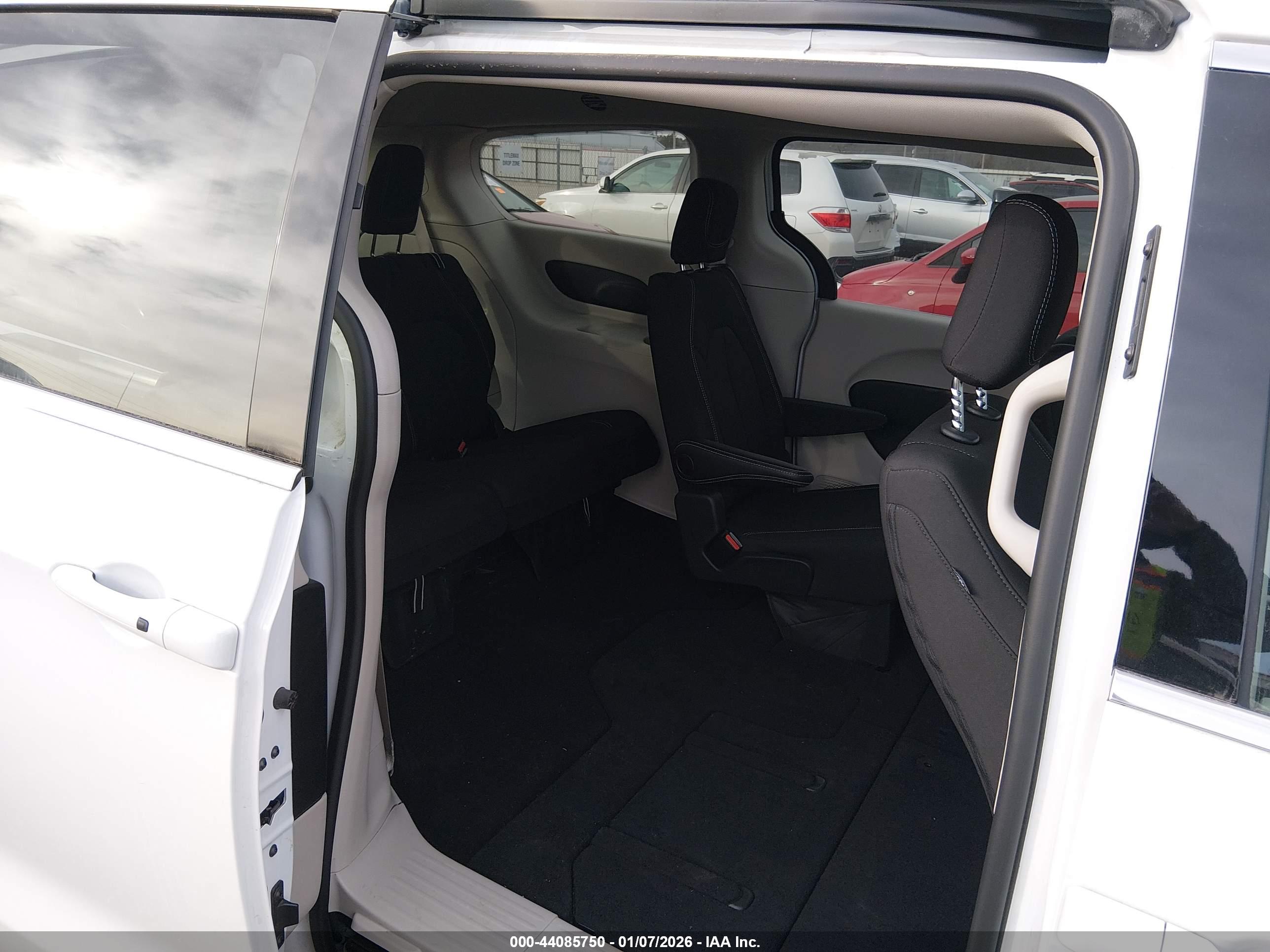 CHRYSLER VOYAGER image 8