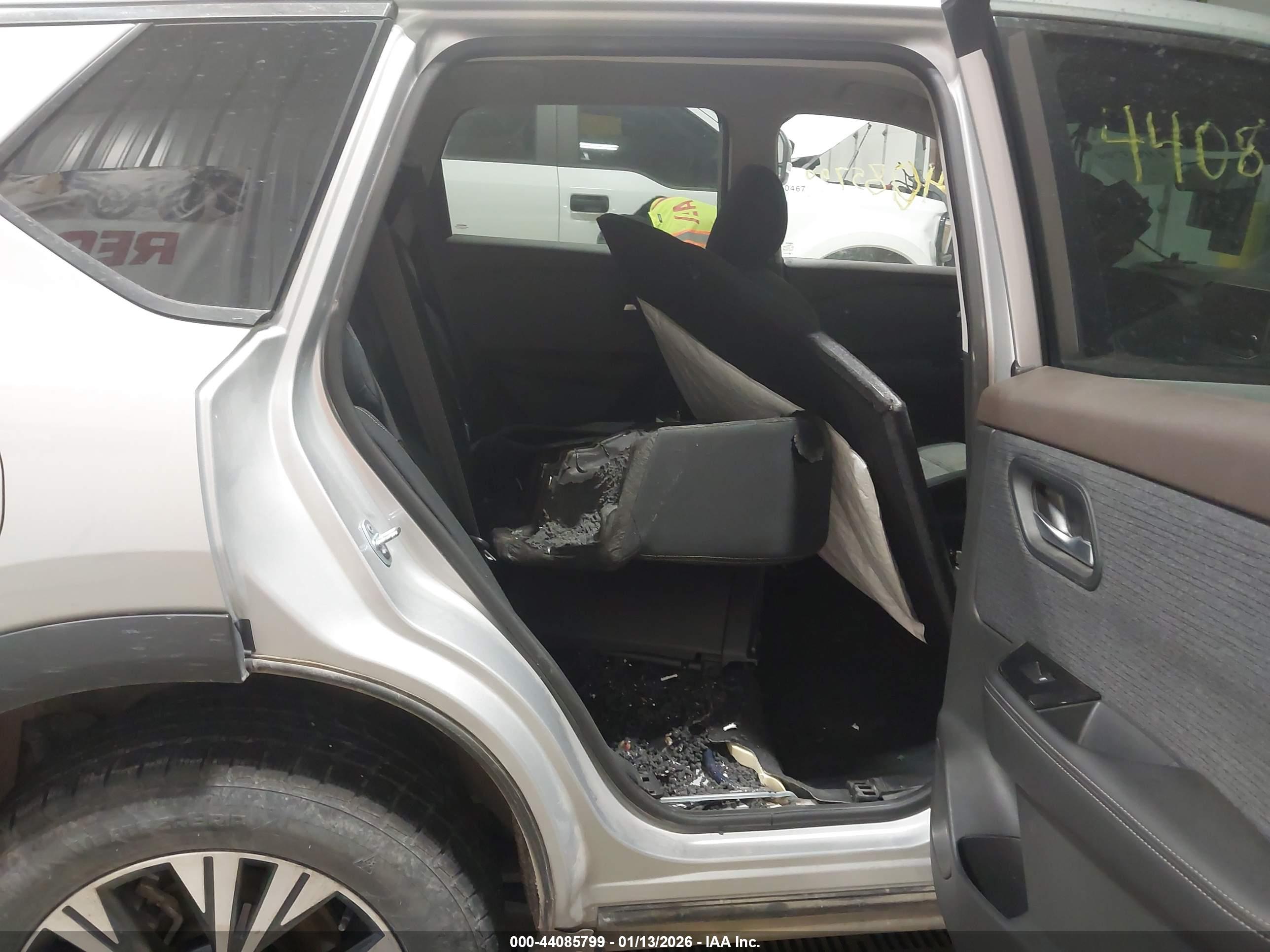 NISSAN ROGUE image 8