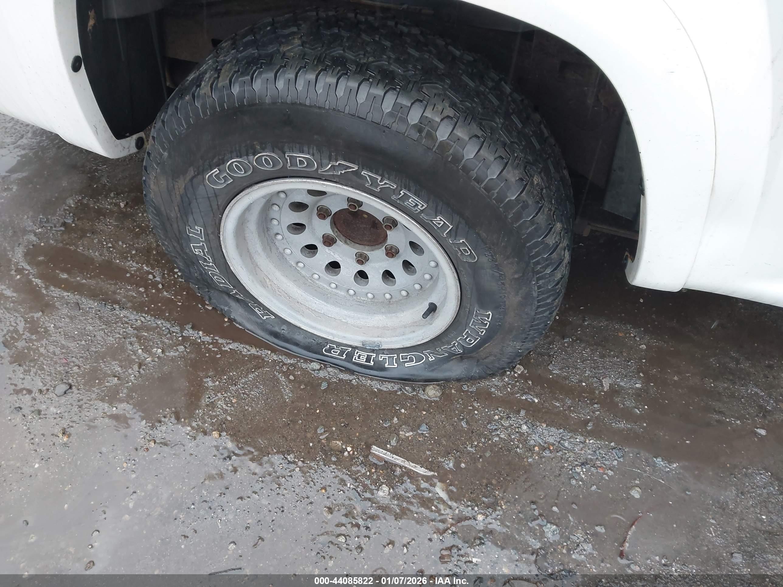 CHEVROLET COLORADO image 6