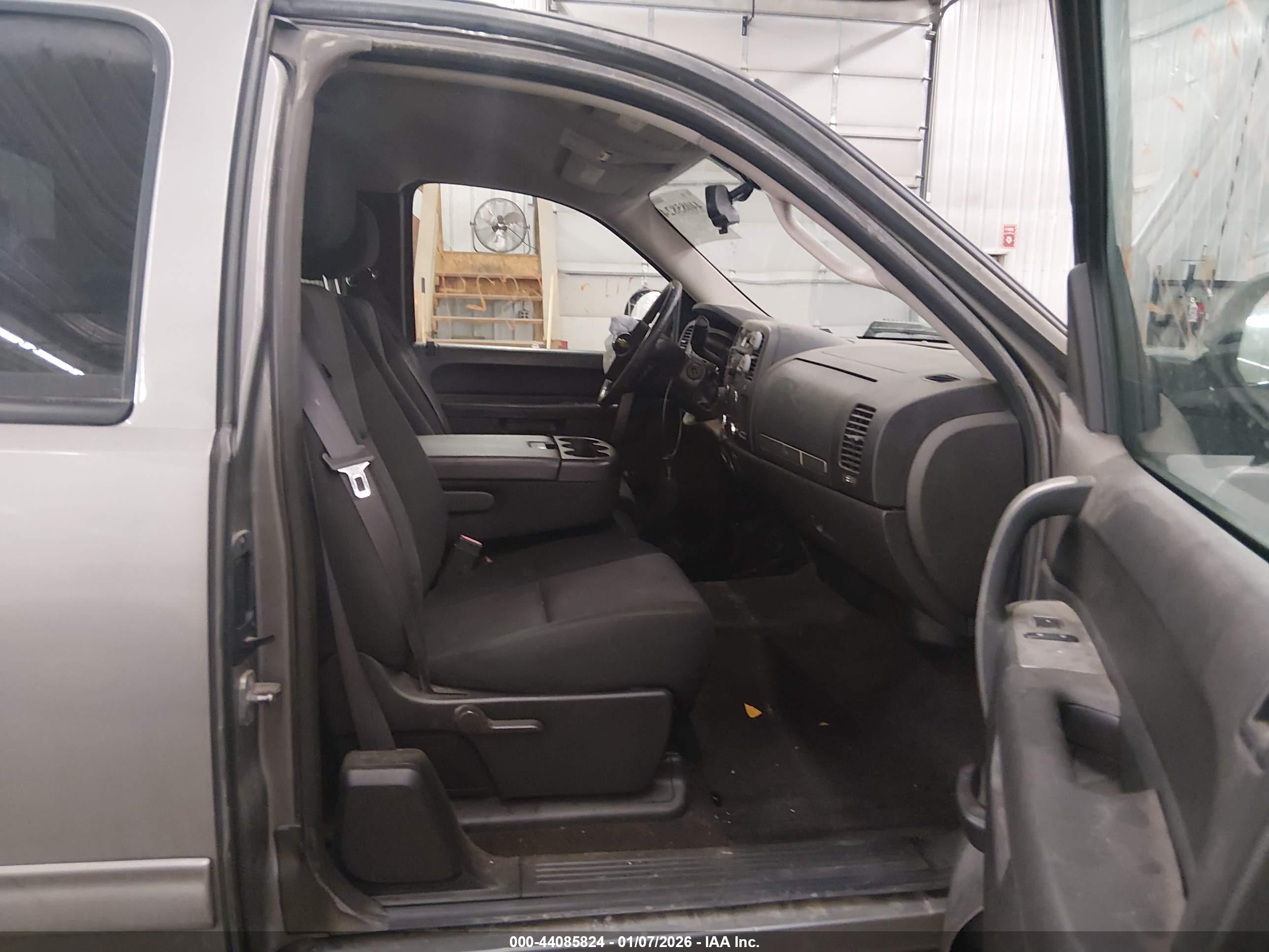CHEVROLET SILVERADO image 5