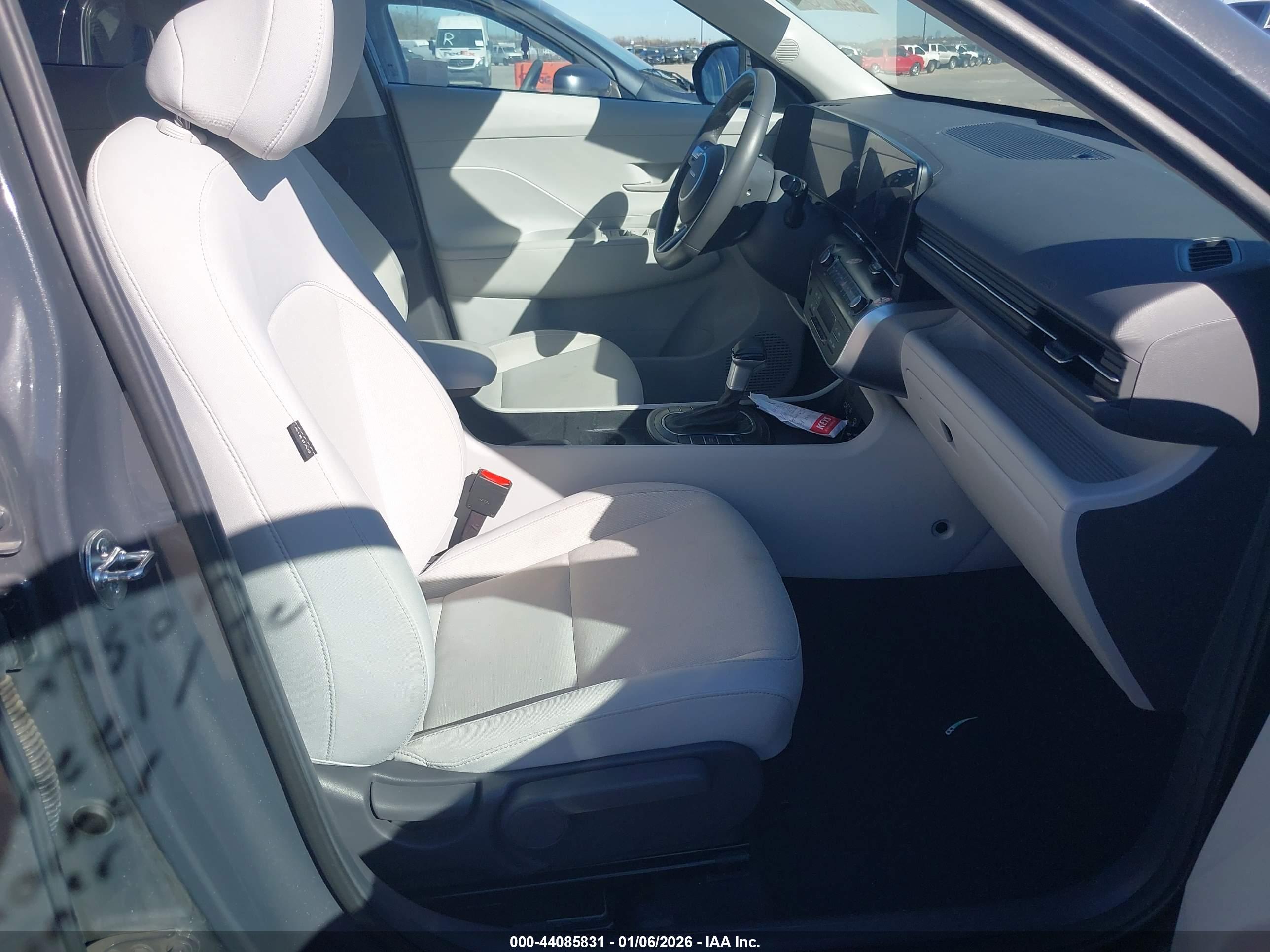 HYUNDAI KONA image 5