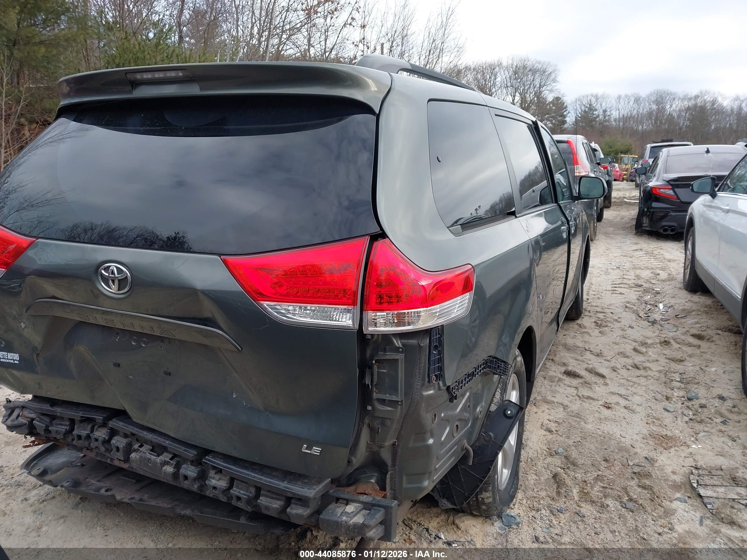 TOYOTA SIENNA image 4