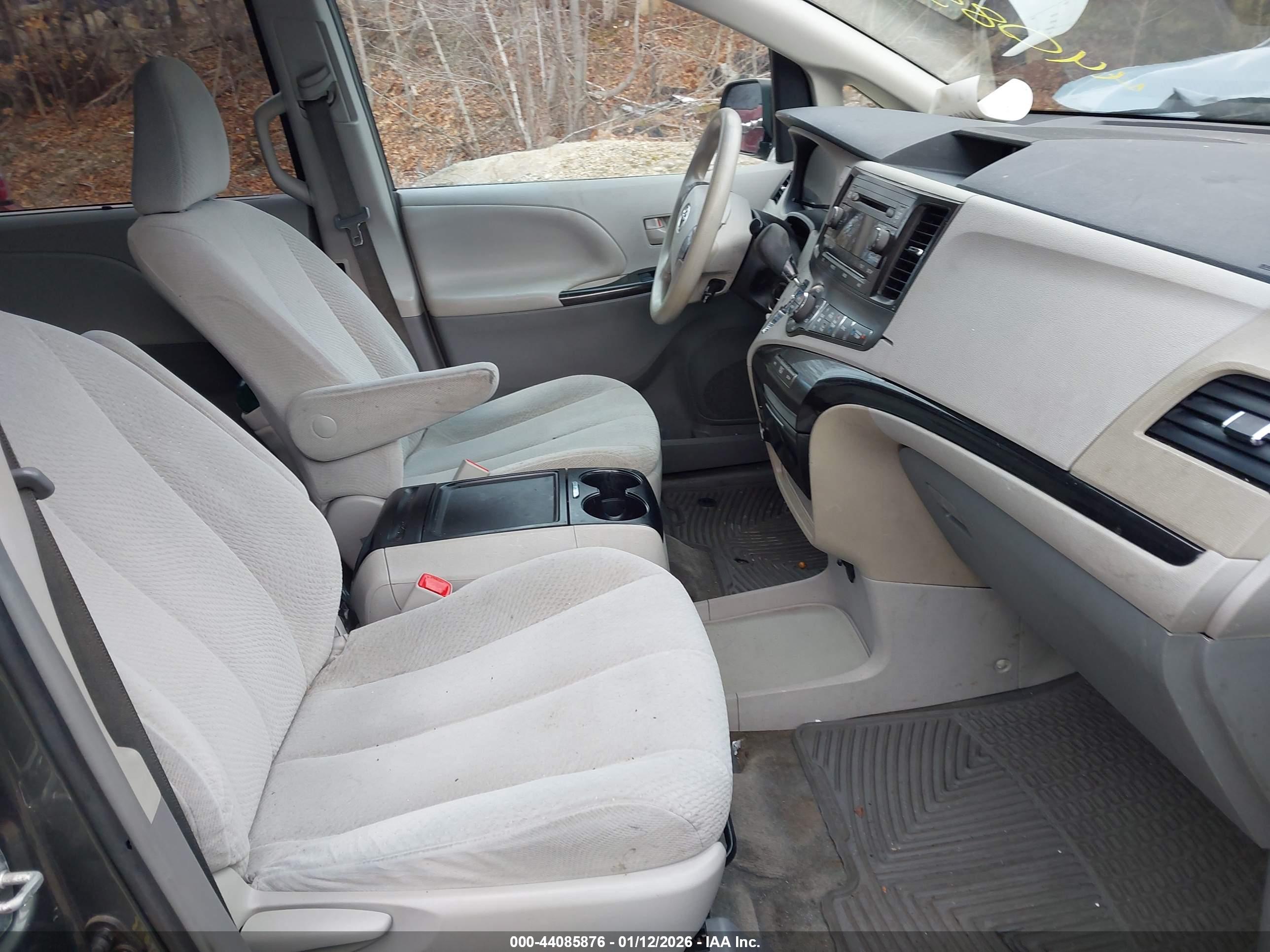 TOYOTA SIENNA image 5