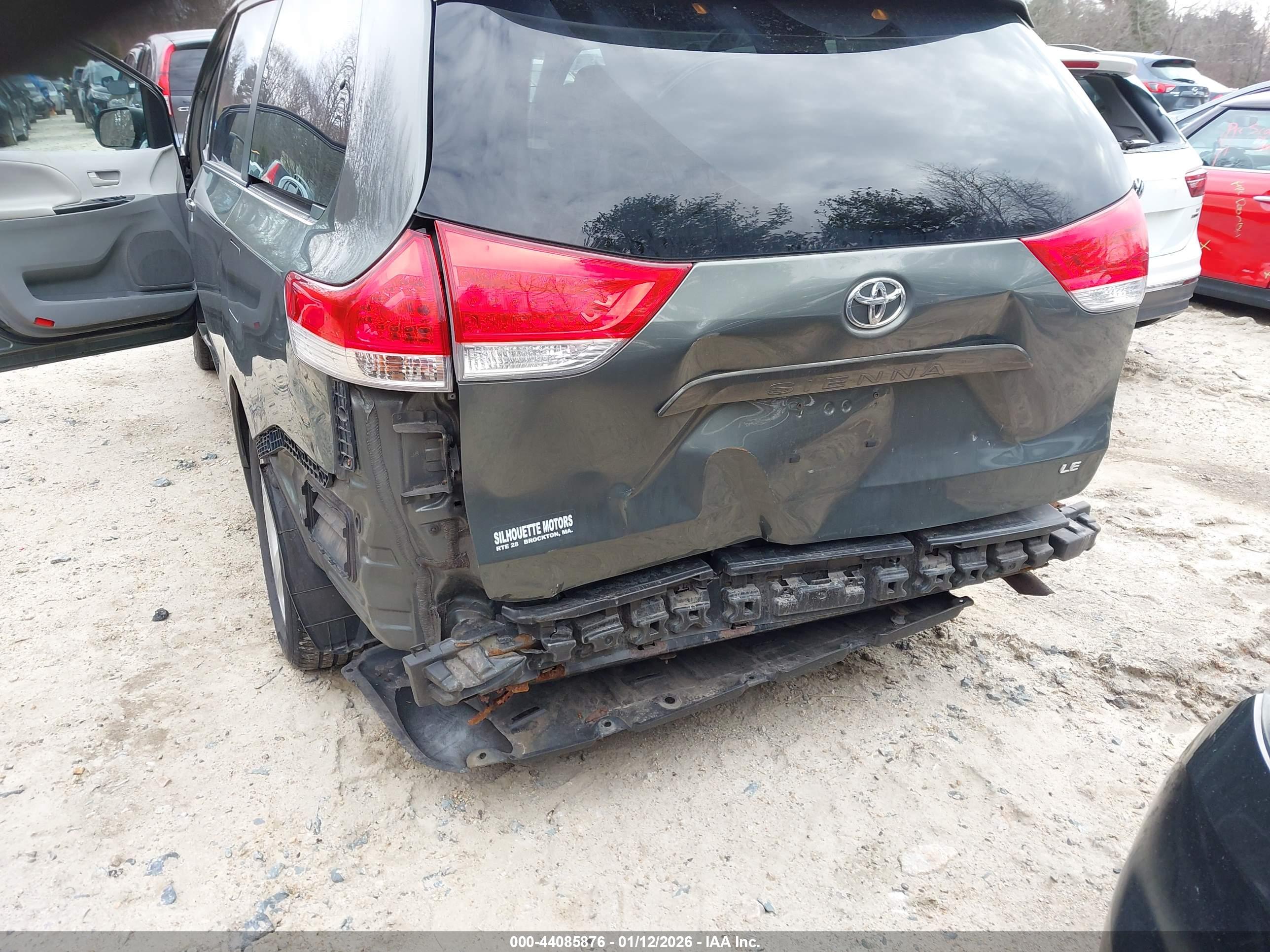 TOYOTA SIENNA image 6