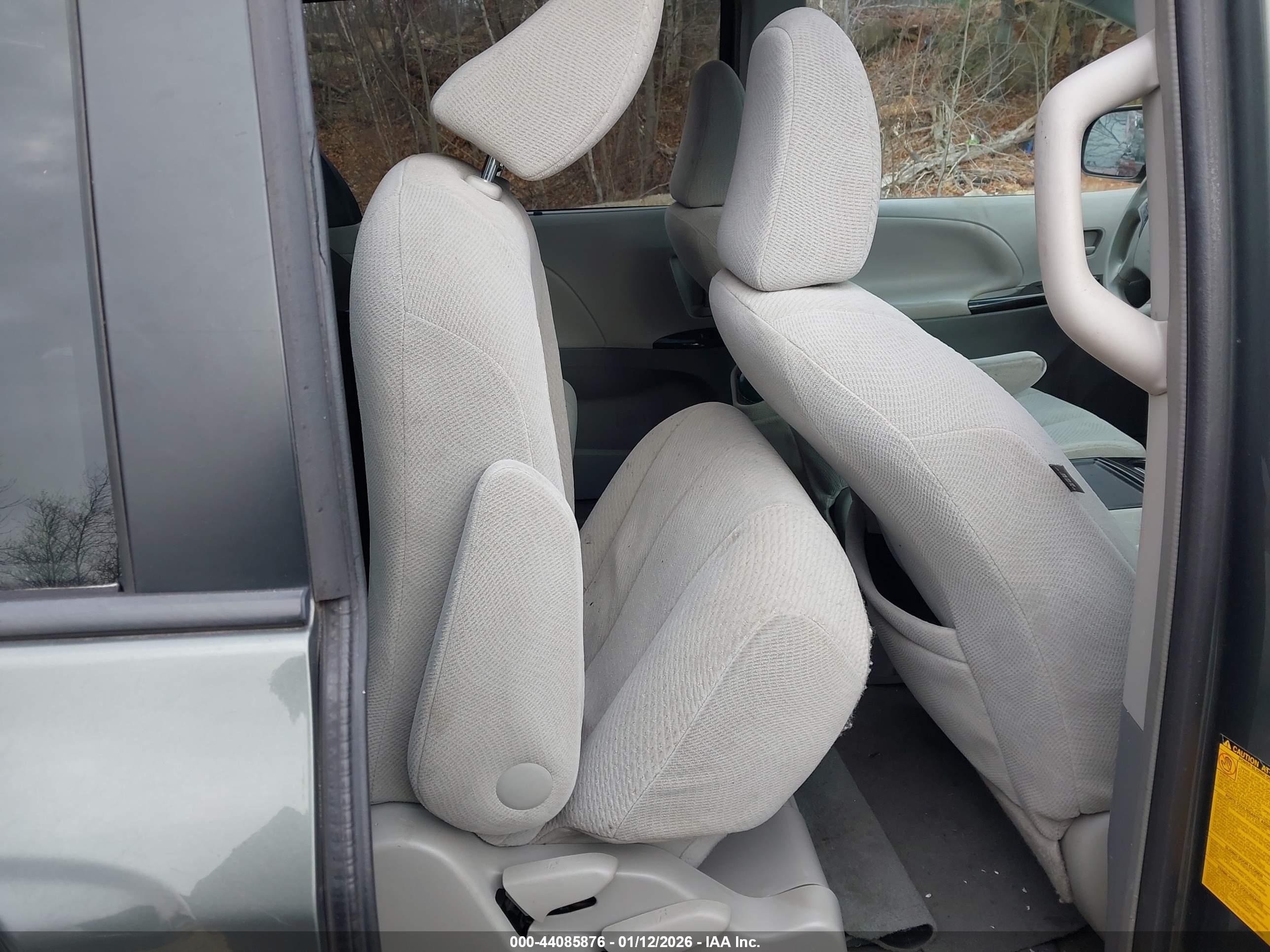 TOYOTA SIENNA image 8